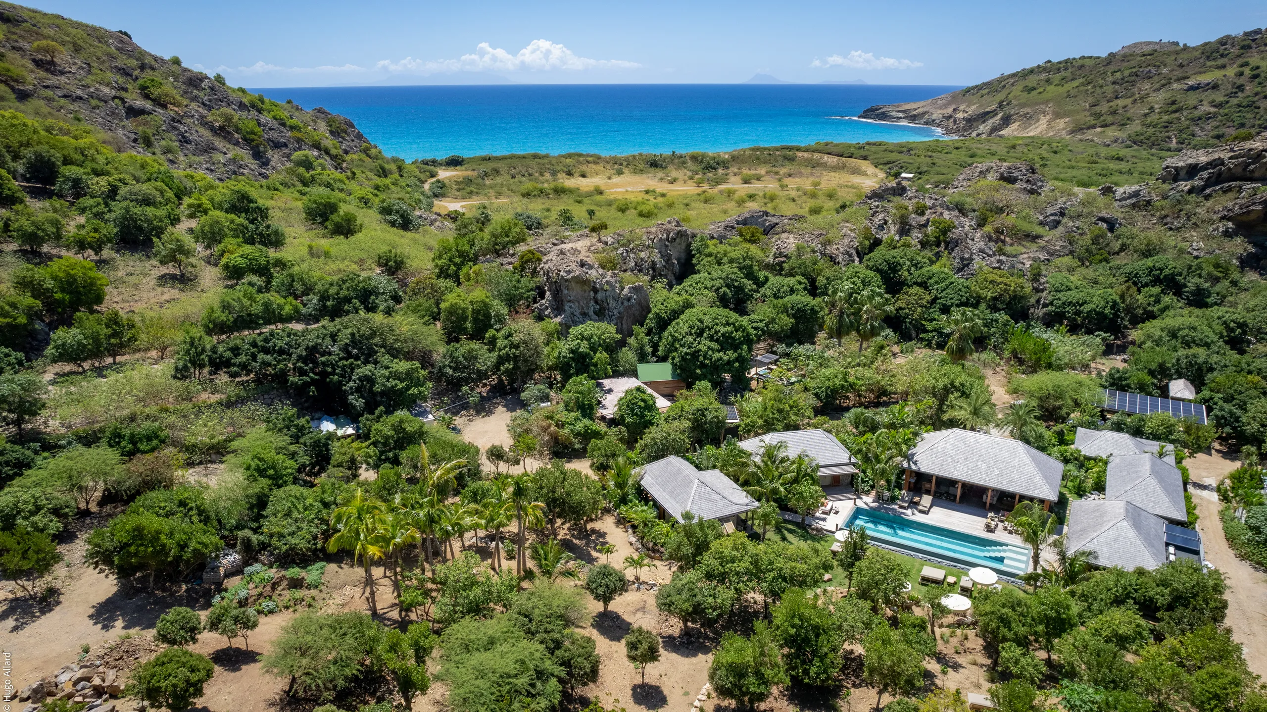 Classic-Meets-Modern Villa with Pool & Private Grounds — photograph 5