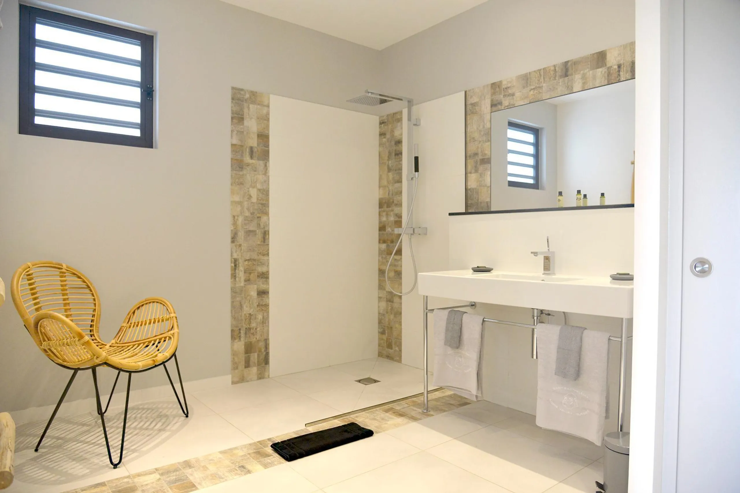 Serene Tropical Estate with Infinity Pool and Sweeping Ocean Views — photograph 10