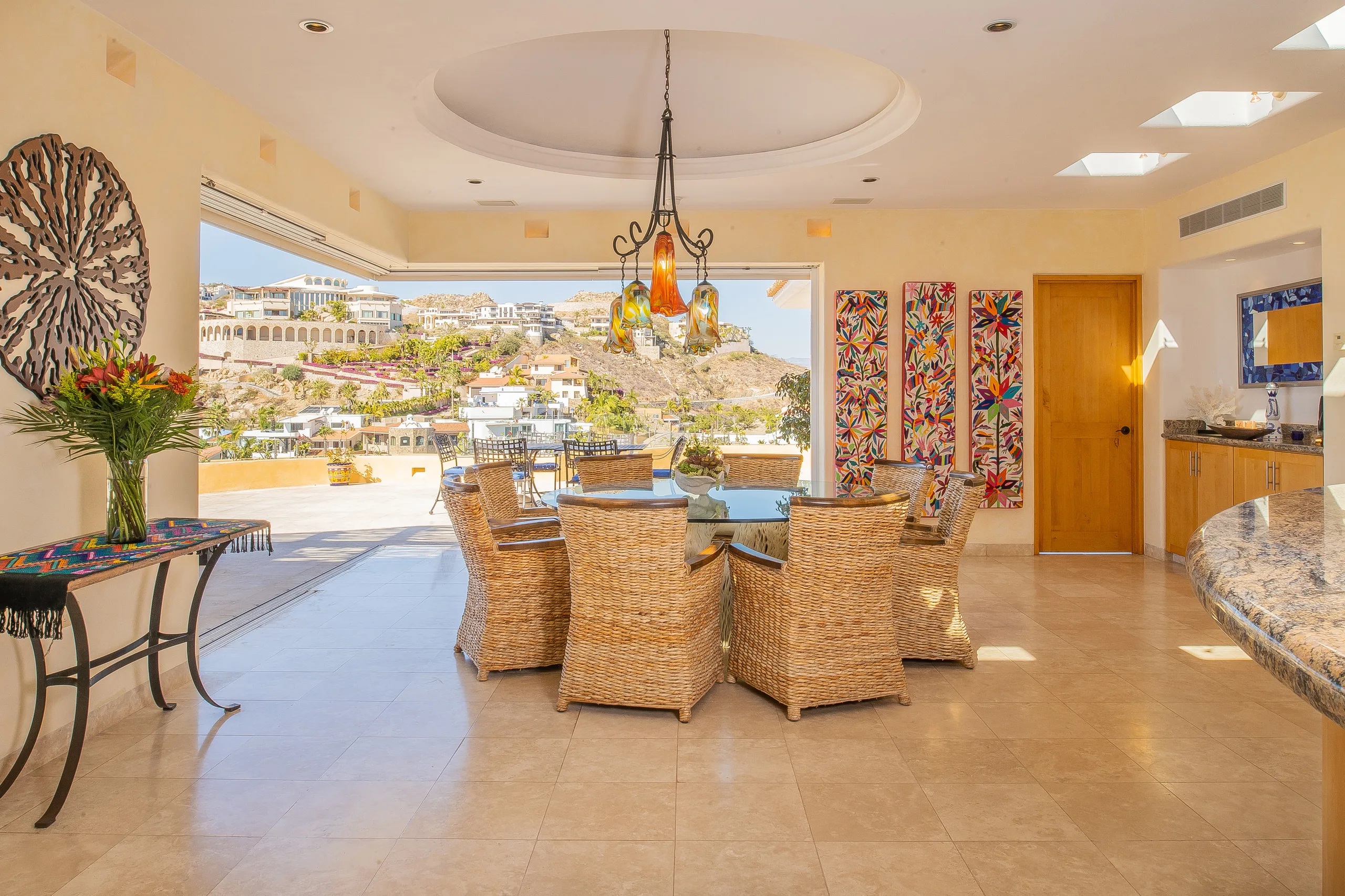 Sensational Hillside Villa with Infinity Pool and Expansive Views — photograph 9