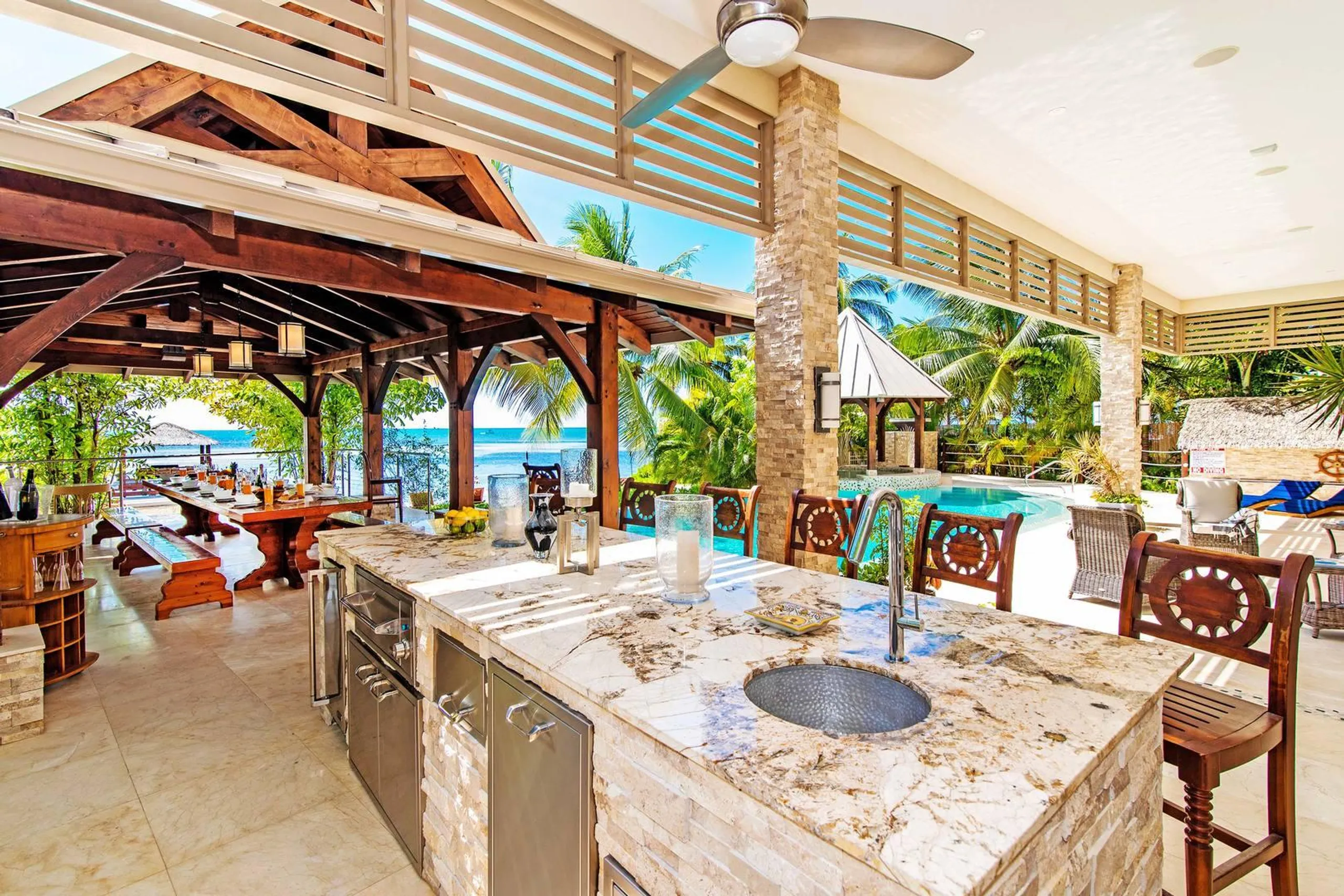 Ocean Front Cayman Paradise Estate with Infinity Pool and Ocean Views — photograph 11