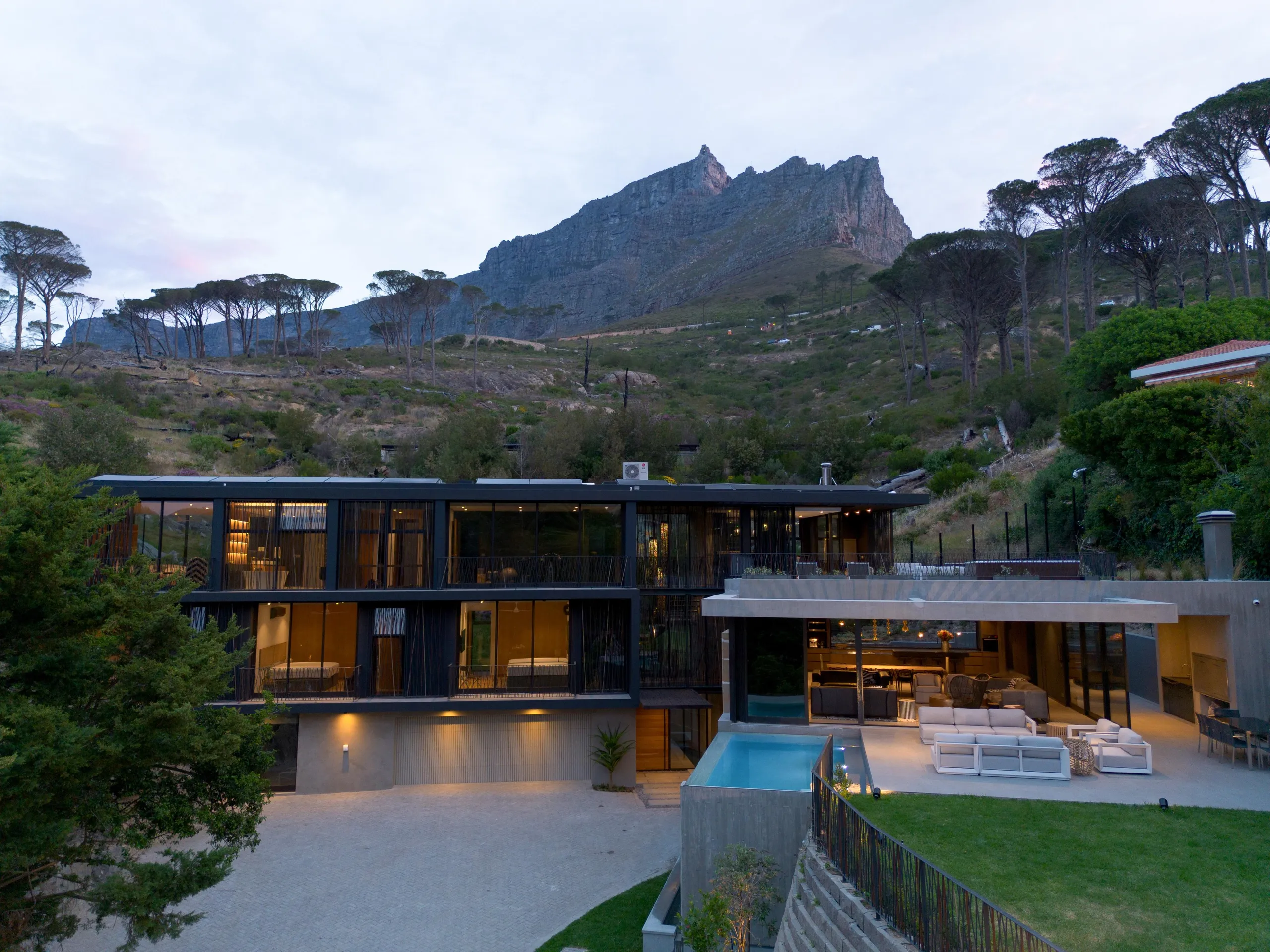 Enchanting Family Villa with Private Pool, Table Mountain and Majestic Lion’s Head Views, Cape Town