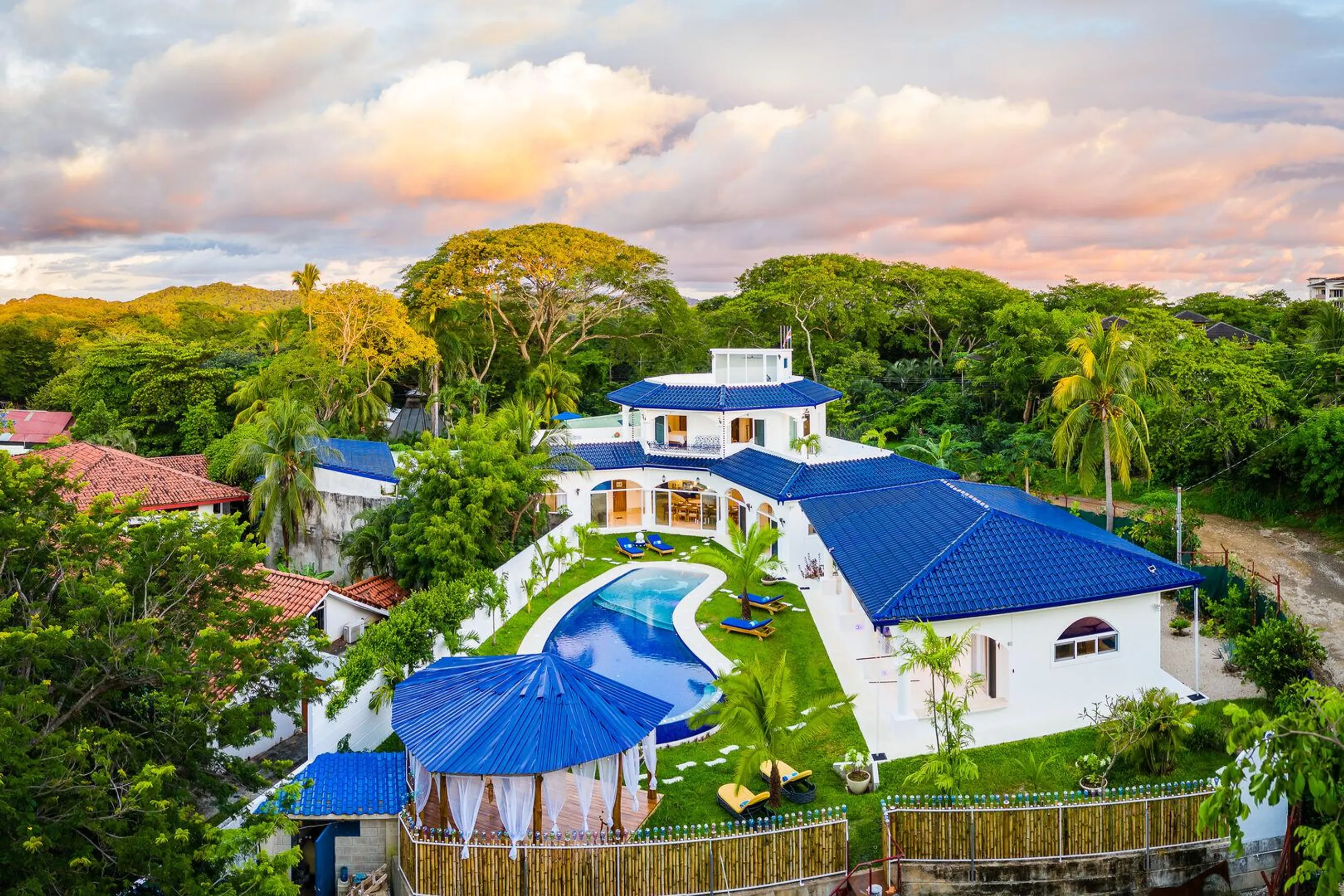 Regal Playa Langosta Villa with Gorgeous Pool and Garden Grounds — photograph 8