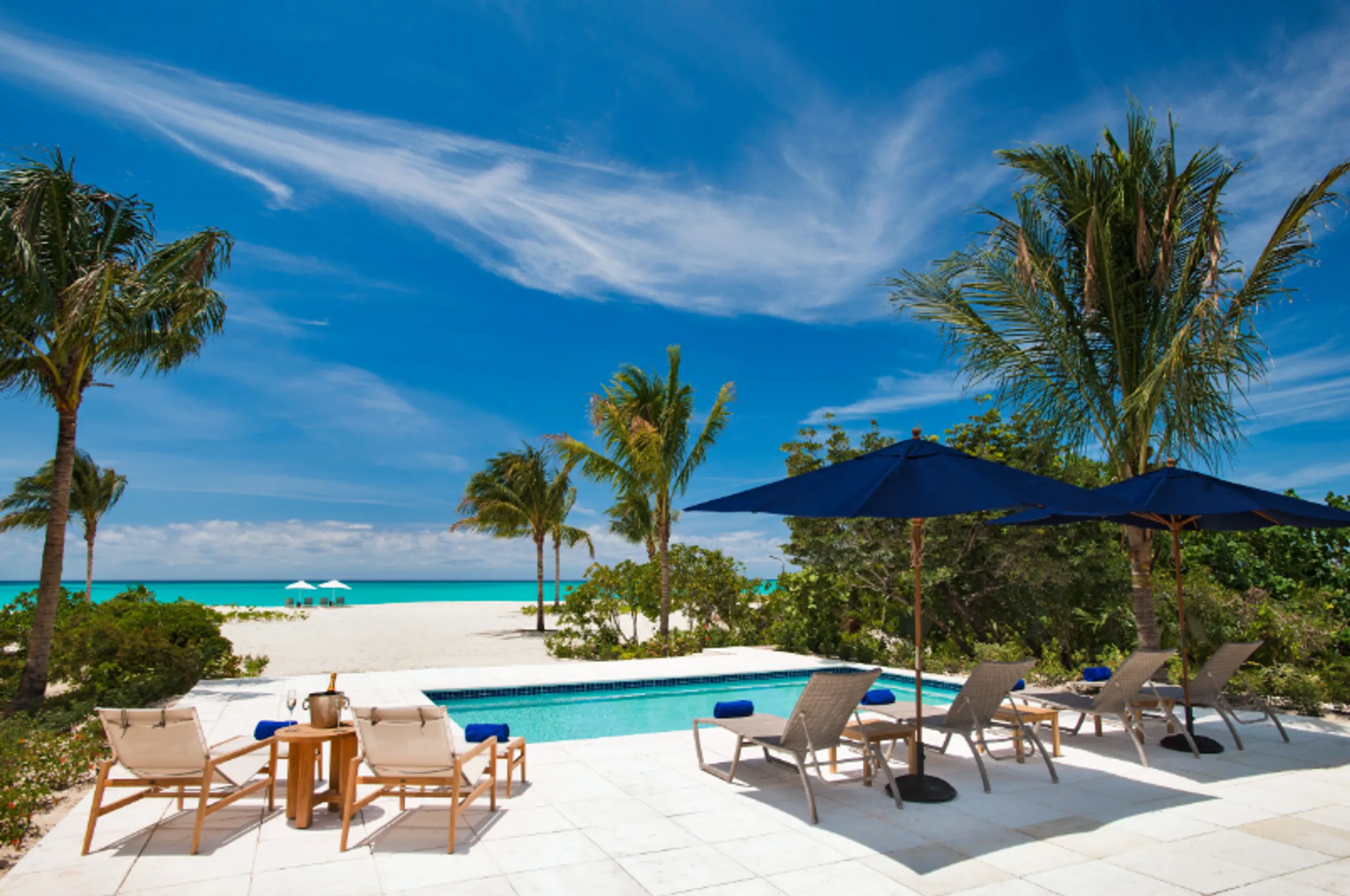 Timeless Beach House Experience with Stunning Views of Shimmering Sea — photograph 4