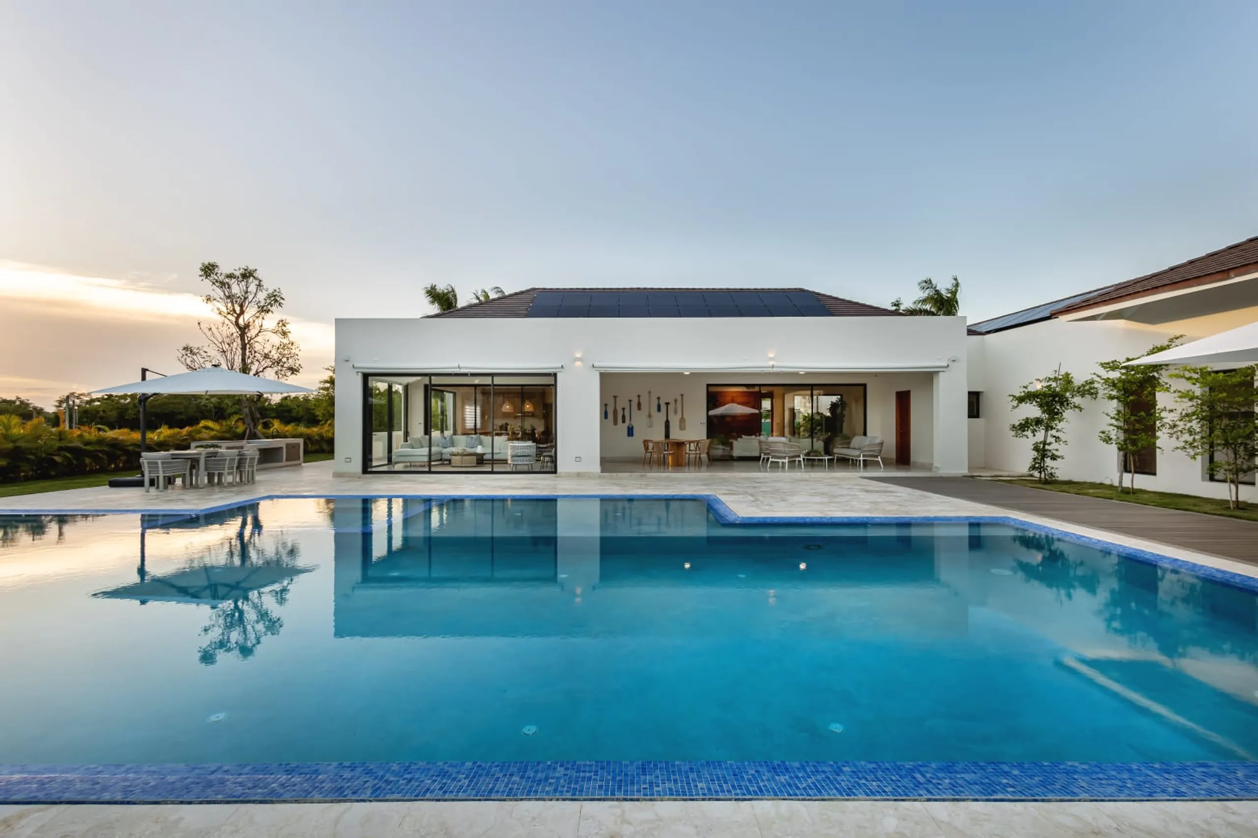 Elegant Tropical Villa with Sparkling Pool — photograph 5
