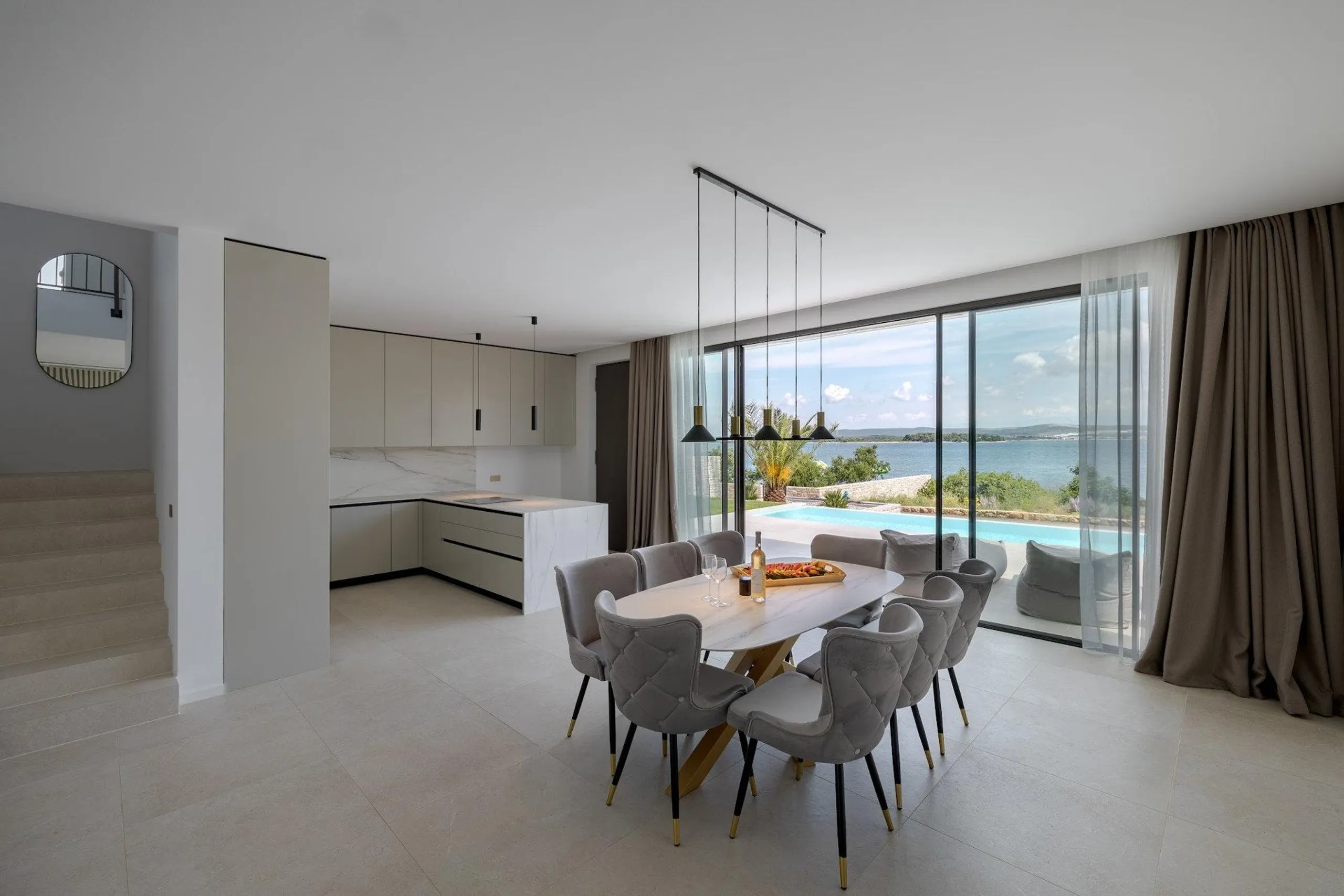 Plush and Inviting Villa with Private Pool and Sea Views — photograph 12