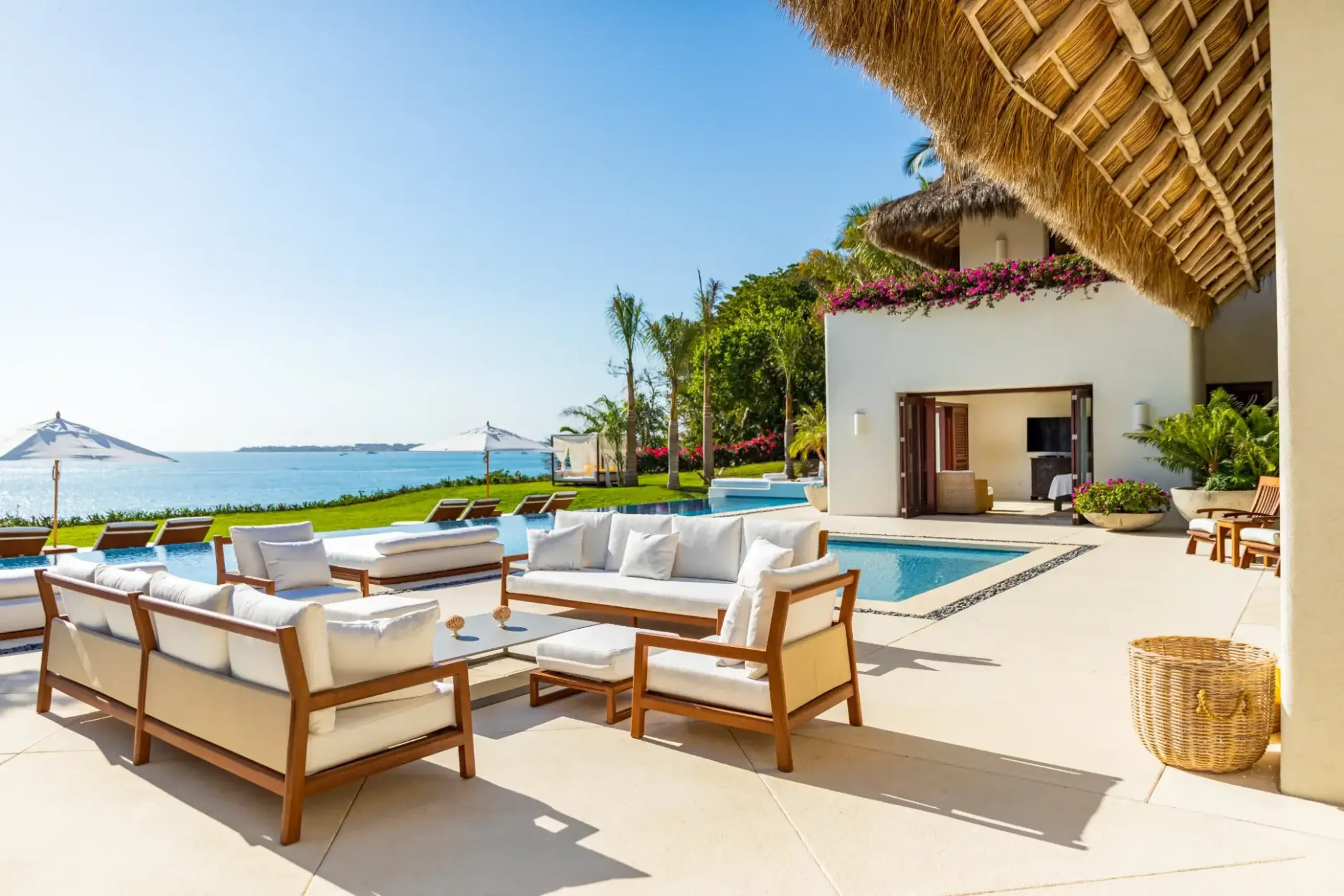 Glamorous Los Ranchos Estate Villa with Infinity Pool, and Beach Access — photograph 5