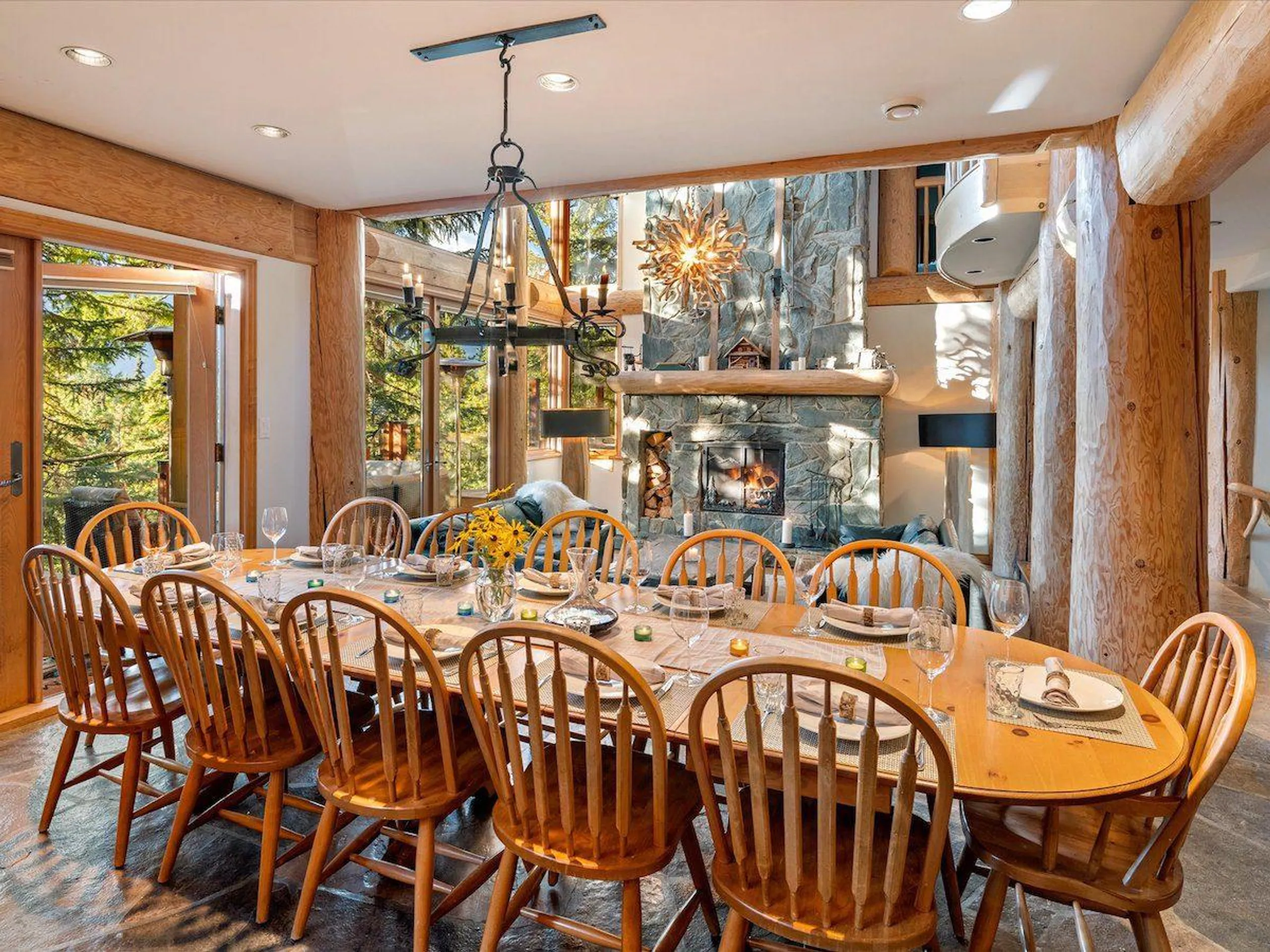 A High-End Retreat with Scenic Mountain Views, Lavish Pool, and Elegant Amenities VILLAWAY® — photograph 11