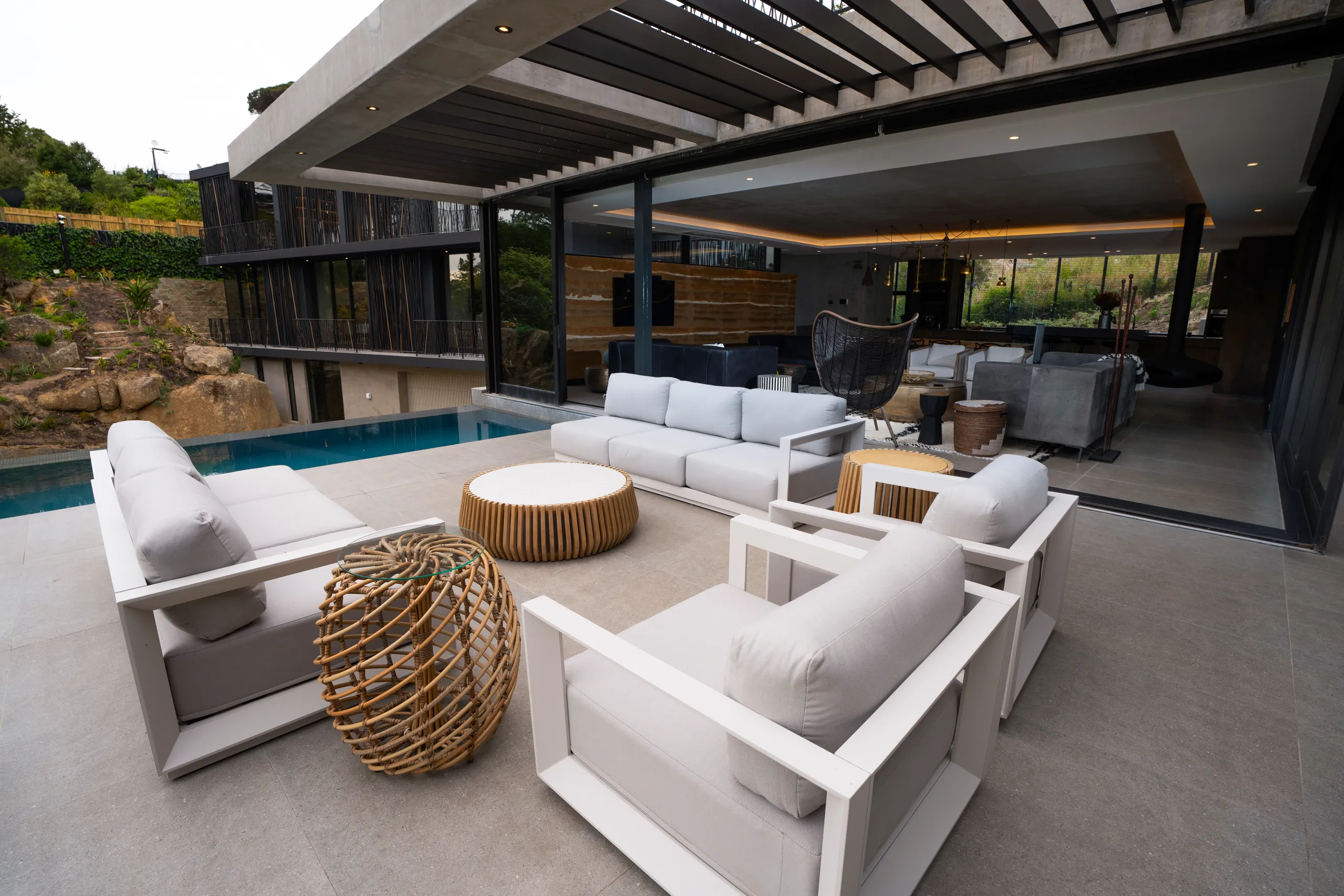 Enchanting Family Villa with Private Pool, Table Mountain and Majestic Lion’s Head Views — photograph 2