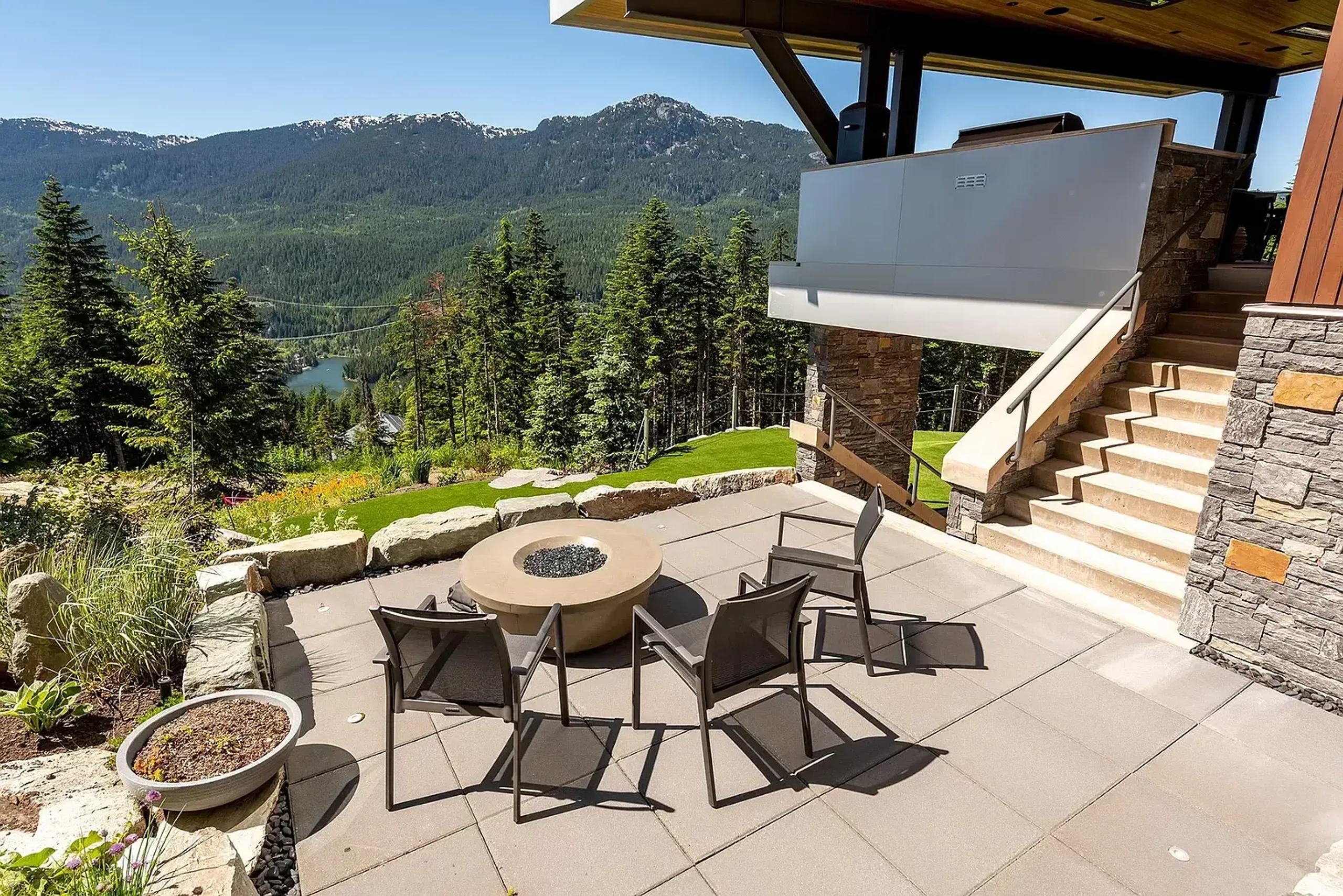 6-Bedroom Alpine Retreat with Panoramic Views, Chef's Kitchen, and Spa Haven VILLAWAY® — photograph 3
