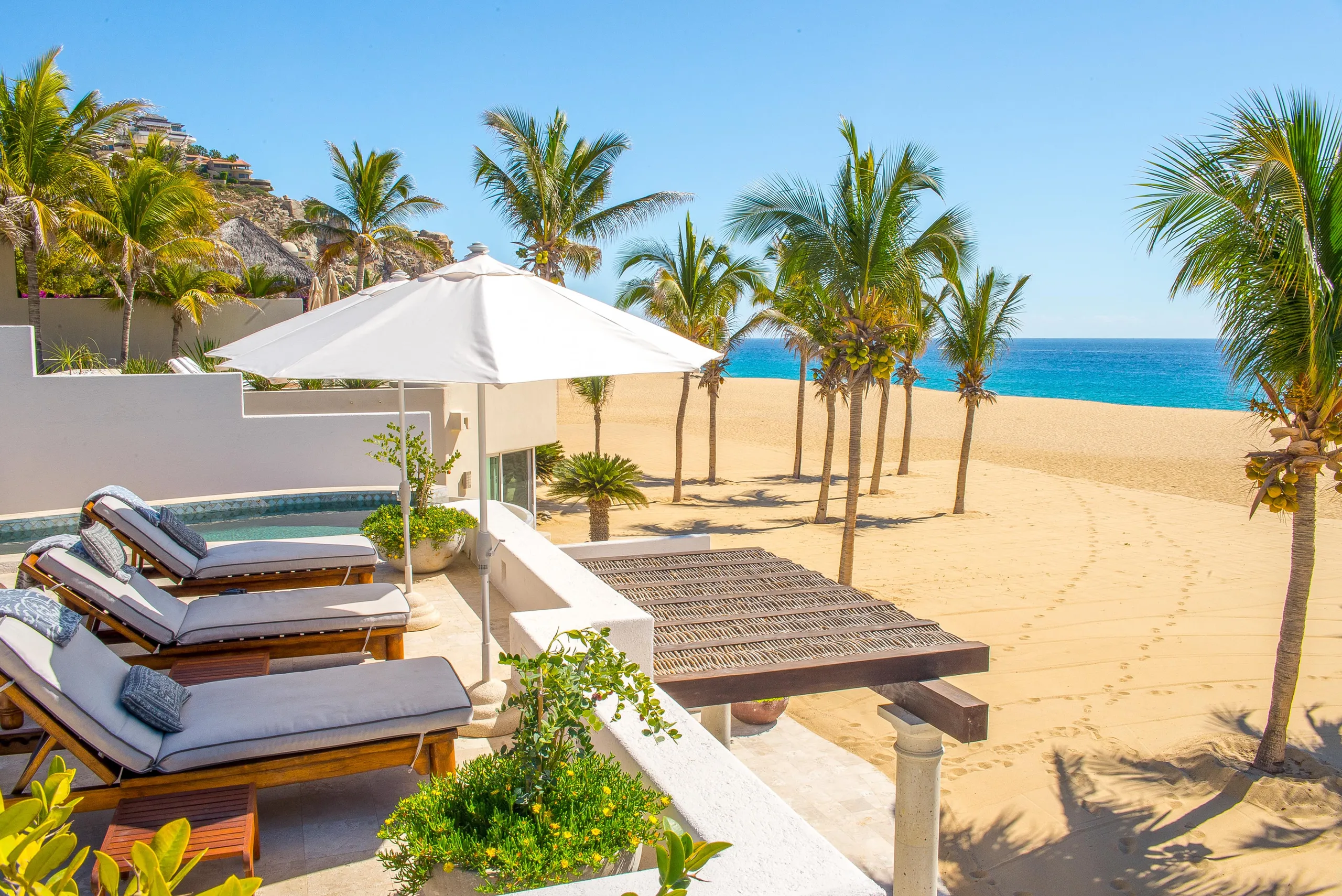 Incredible Pedregal Beachfront Estate with Infinity Pool and Ocean Views — photograph 8