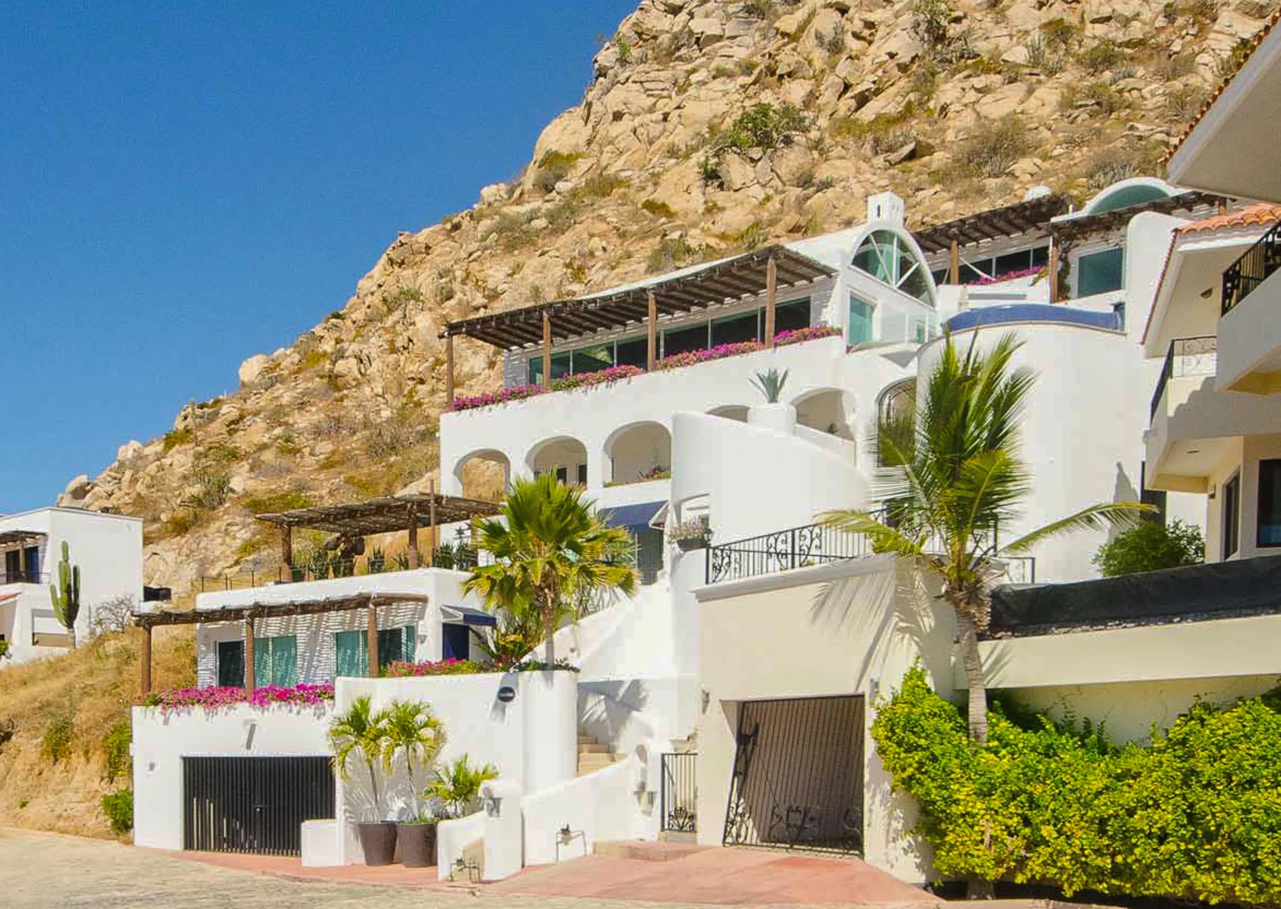 Imposing Cabo San Lucas Estate with Blue Water Pool and Jacuzzi — photograph 3