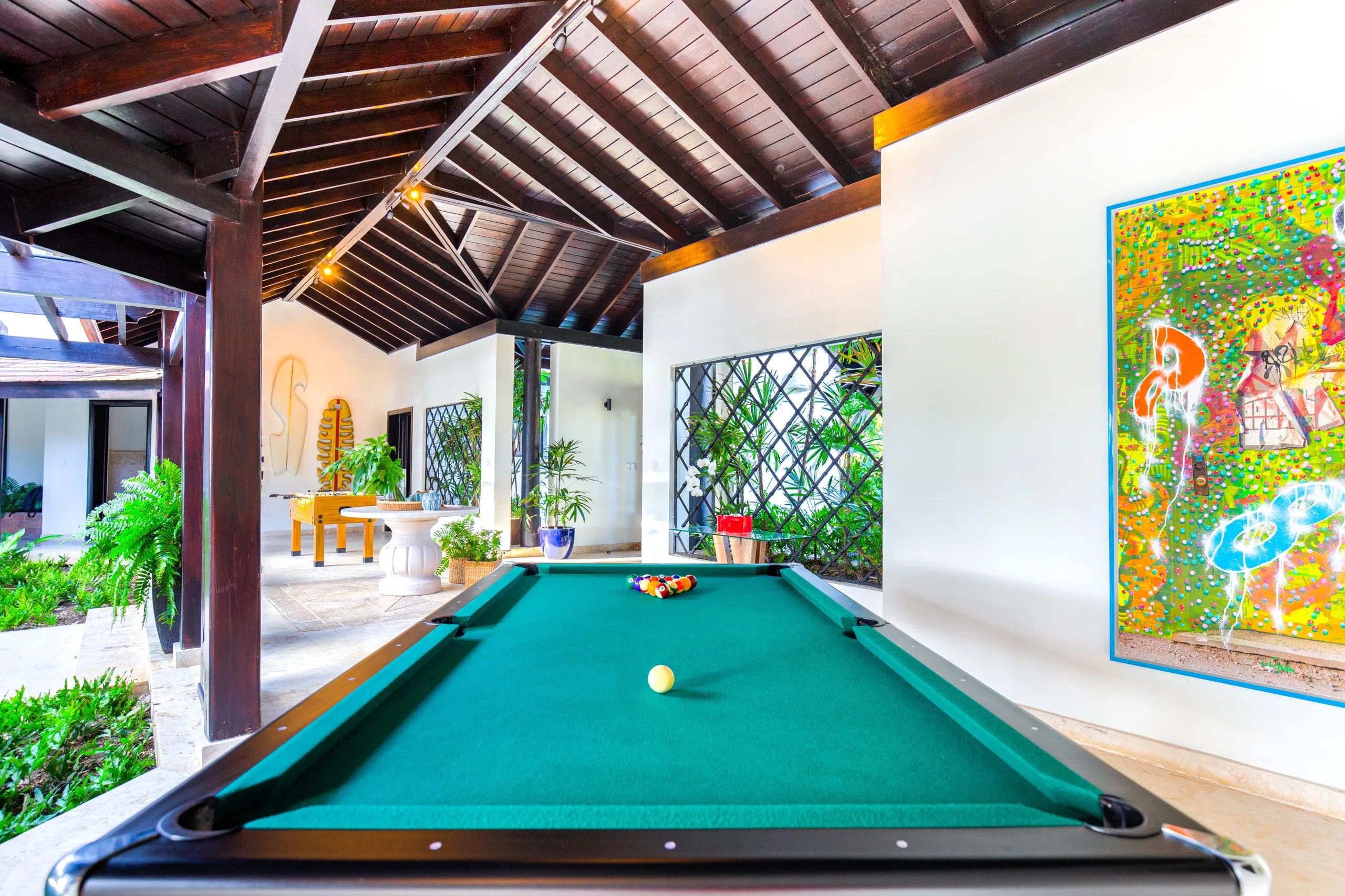 Traditional Tropical Villa with Sparkling Pool — photograph 4
