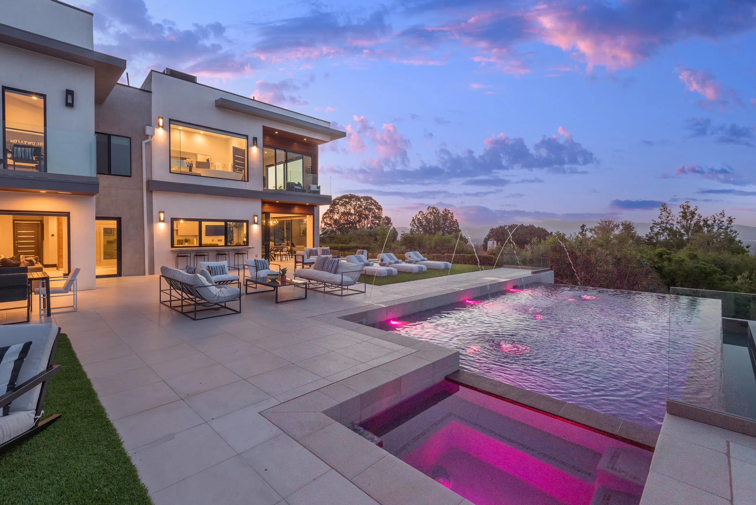 Grand Modern Tarzana Estate with with Infinity Pool, Panoramic Views & Sleek Architectural Design — photograph 2