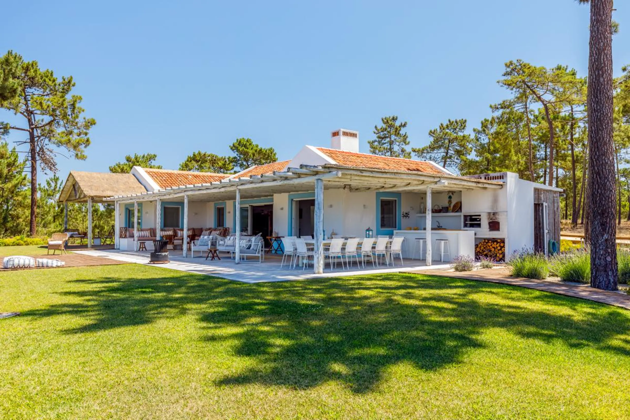 Enchanting 5BR Villa with Private Pool and Expansive Garden, Carvalhal