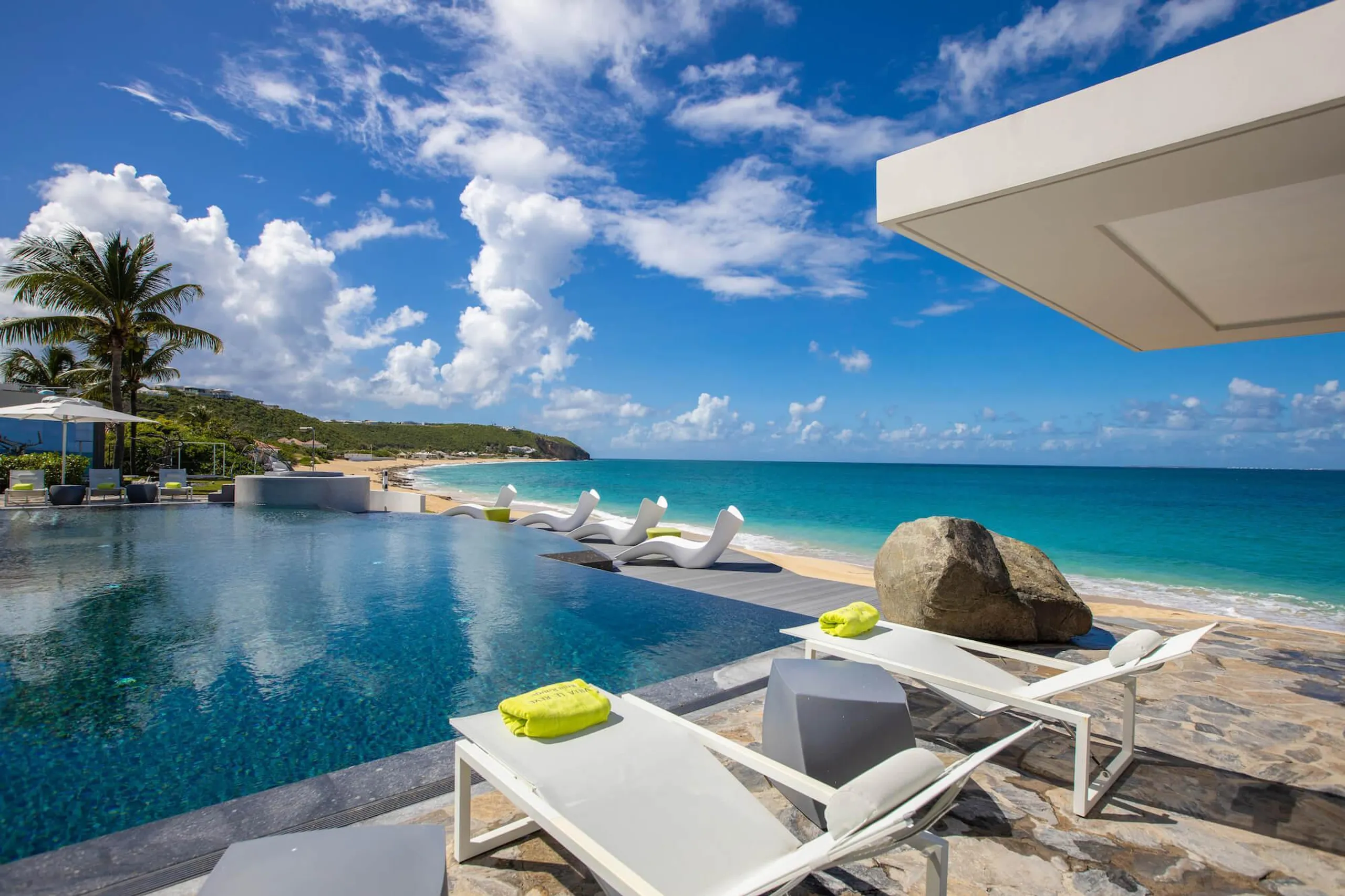 Exclusive Modern Contemporary Beachfront Estate with Infinity Pool — photograph 10
