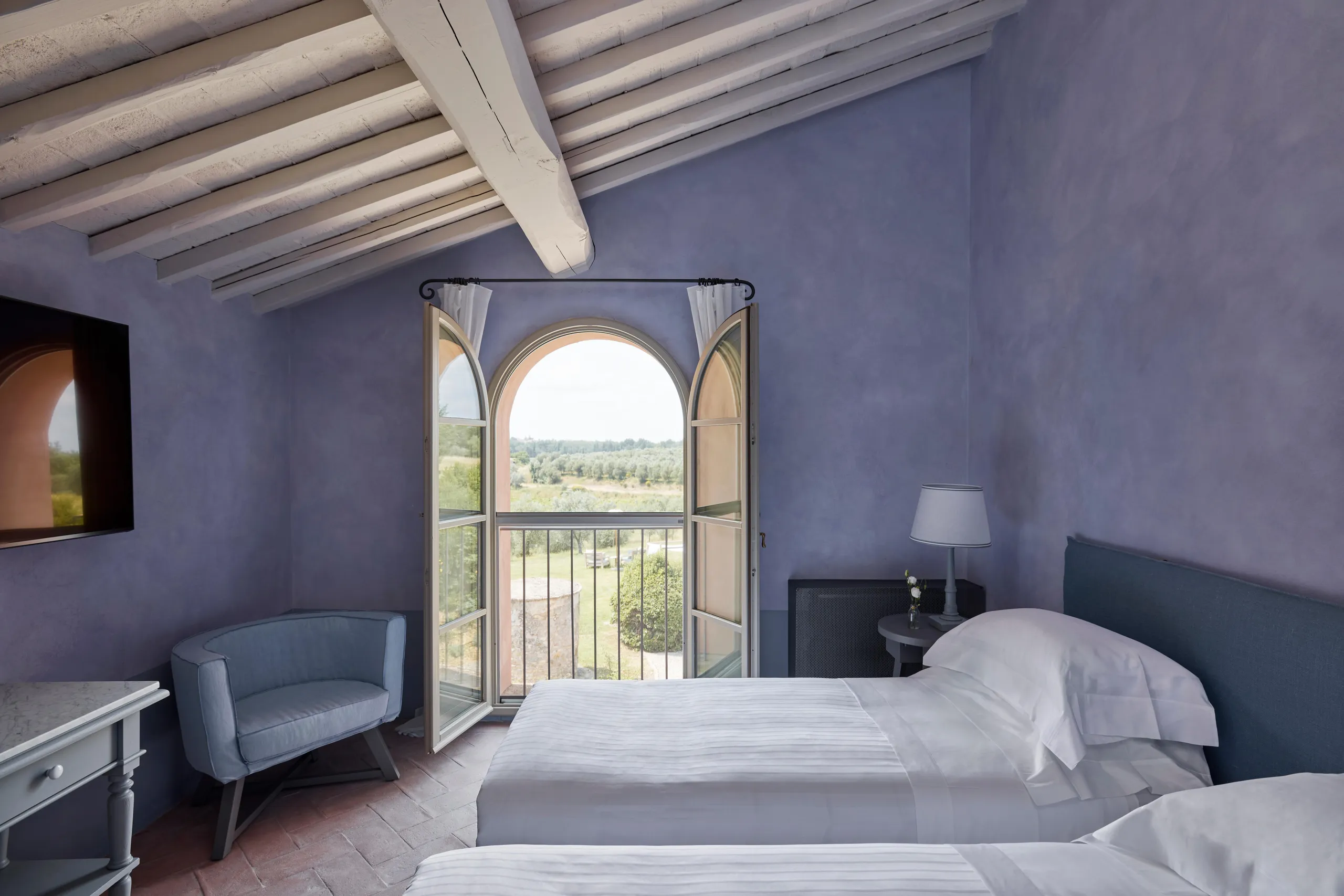 Tuscany Farmhouse Estate with Crystalline Pool and Gorgeous Views — photograph 12