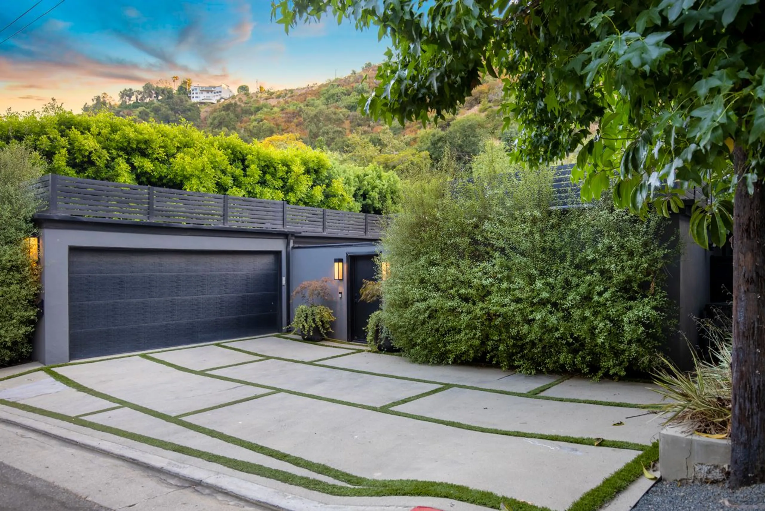 Chic Modern Villa with Triple Waterfall Pool and Sauna in Beverly Hills — photograph 6