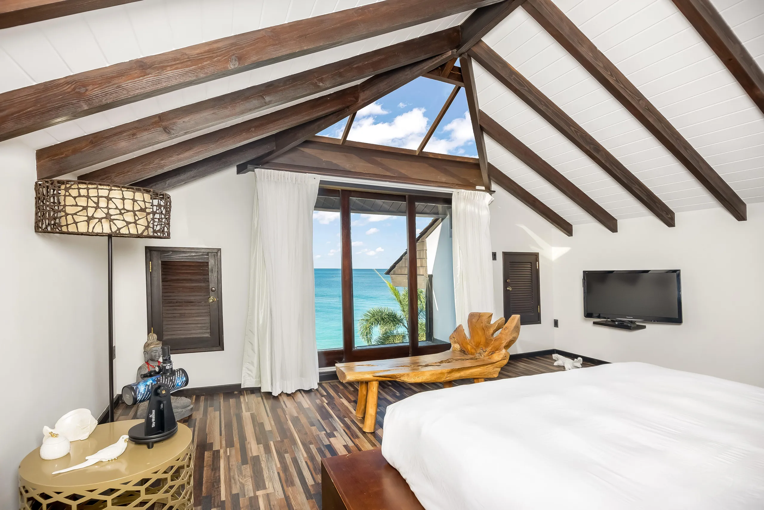 Refreshing Beachfront Villa with Infinity Pool and Private Beach Access — photograph 11
