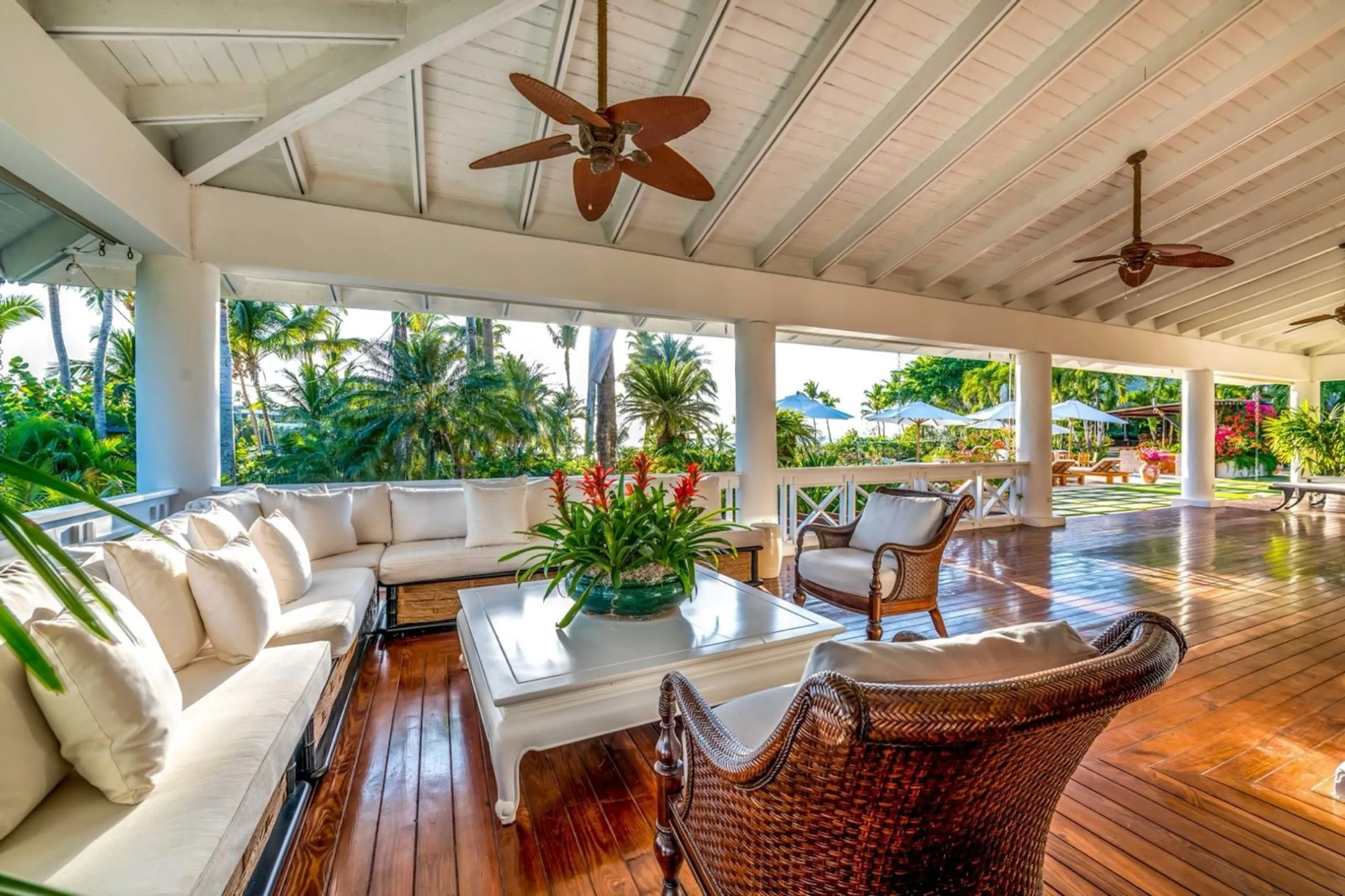 Caribbean Oceanfront Villa with Pool and Stunning Views — photograph 5
