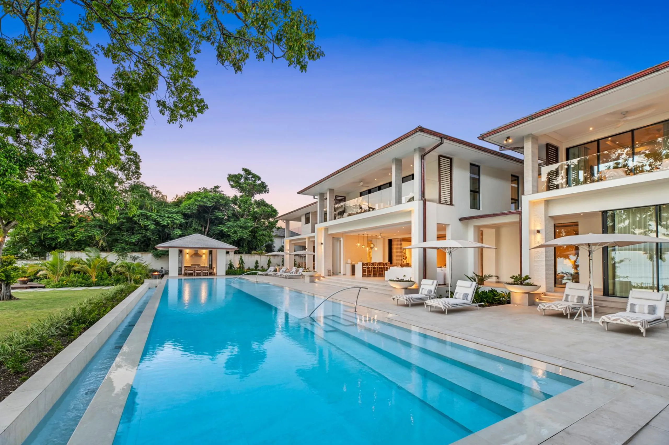Top-of-the-line Beachfront Villa with Pool, Garden and Caribbean Sea Views, Holetown