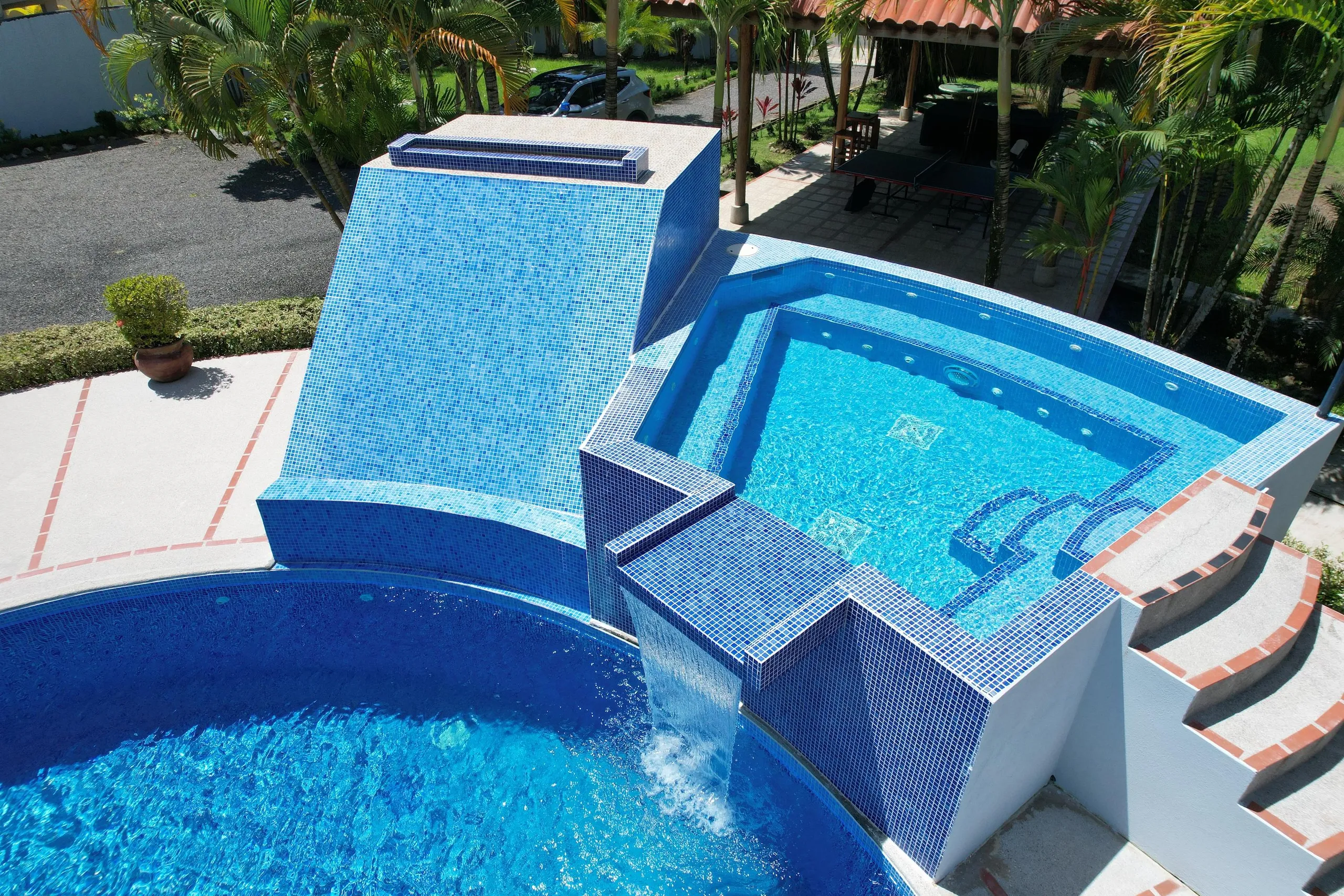 Exclusive 13-Bedroom Estate with Private Pool, Panoramic Ocean Views on Jaco Beach — photograph 2