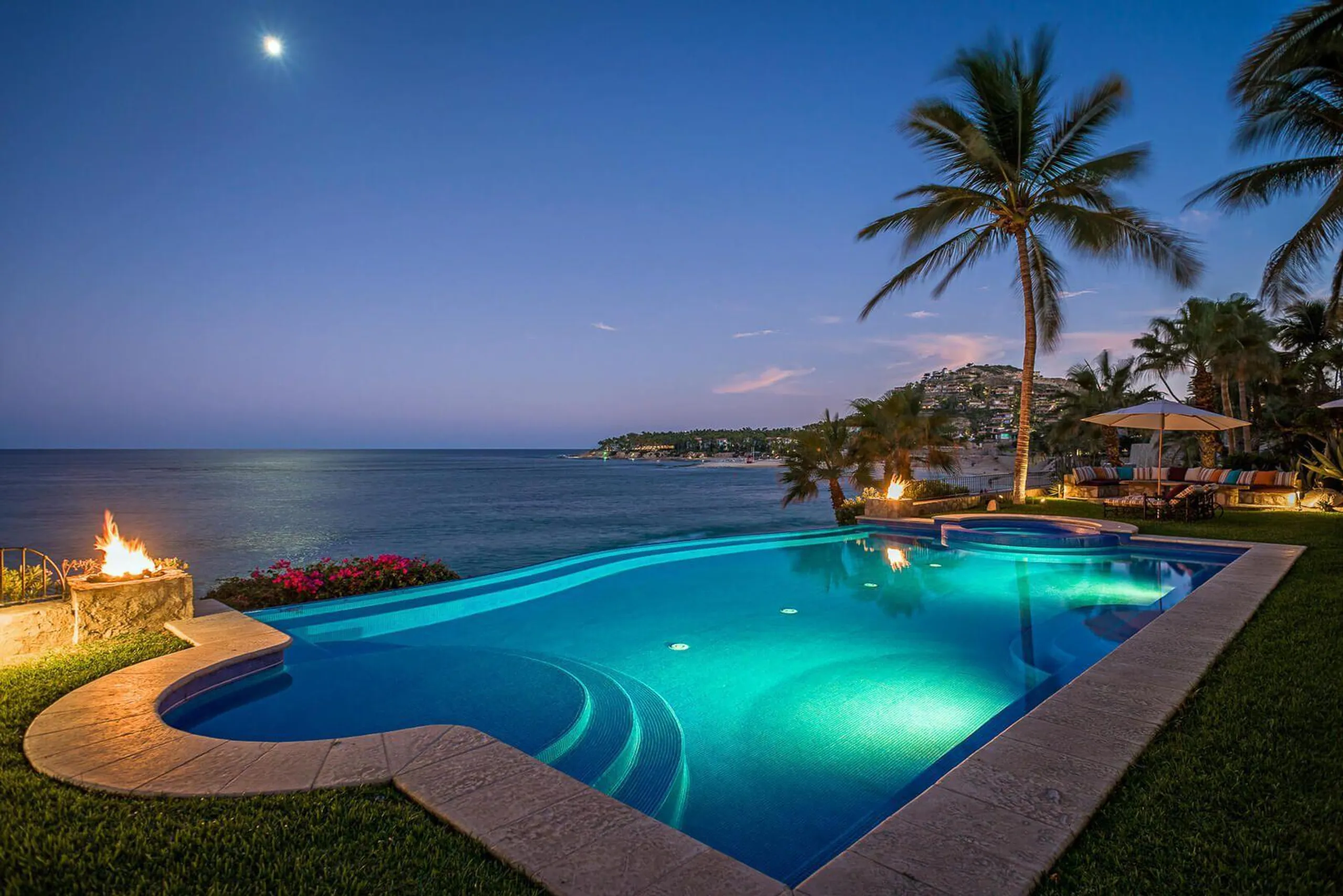 Beautiful Luxury Beachfront Grand Compound with Large Pool — photograph 3