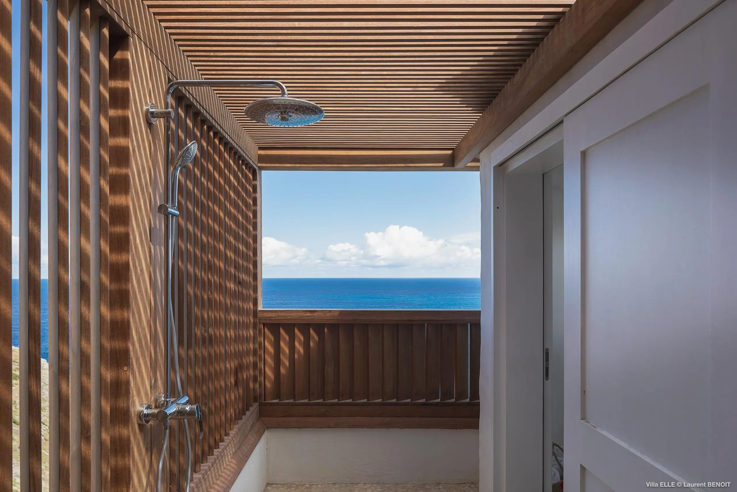 Oceanfront Paradise Estate with Private Pool and Jacuzzi — photograph 10