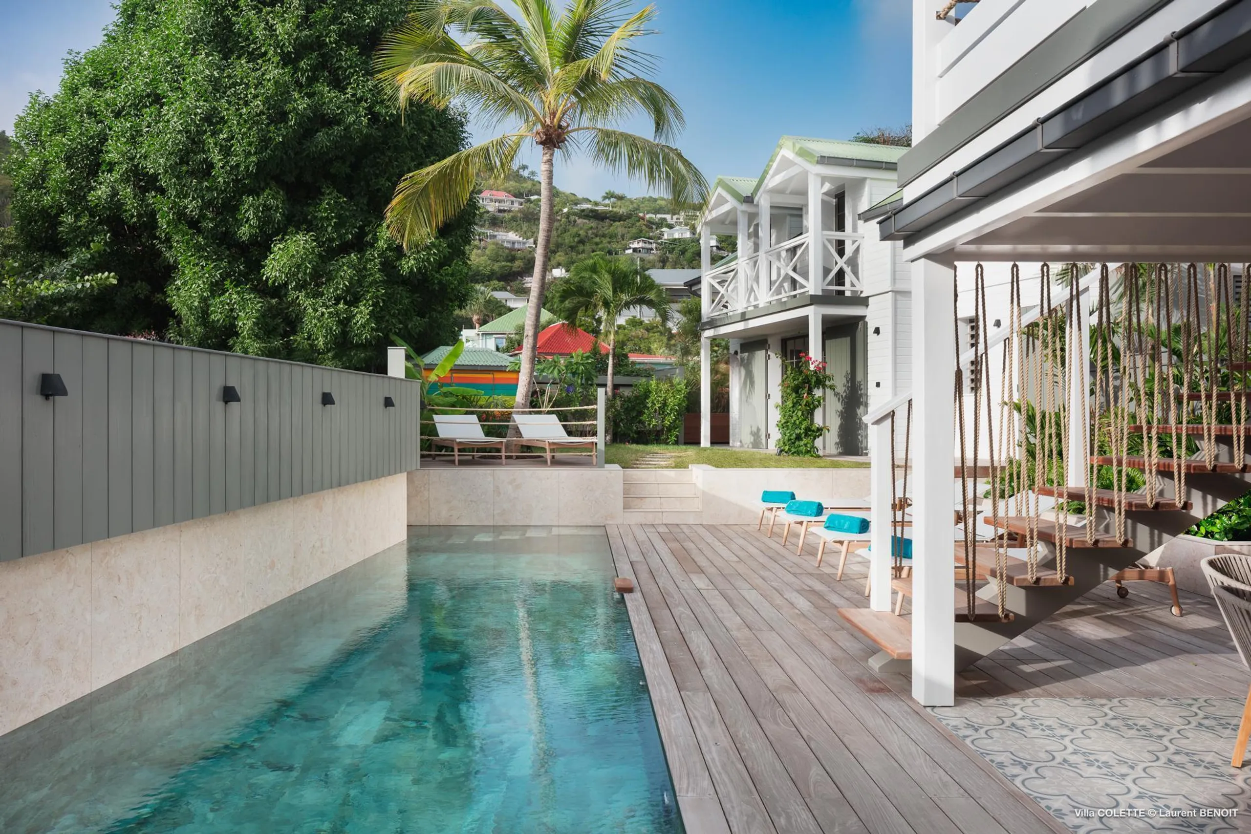 Majestic Caribbean Estate with Private Pool and Walks to Beach — photograph 2
