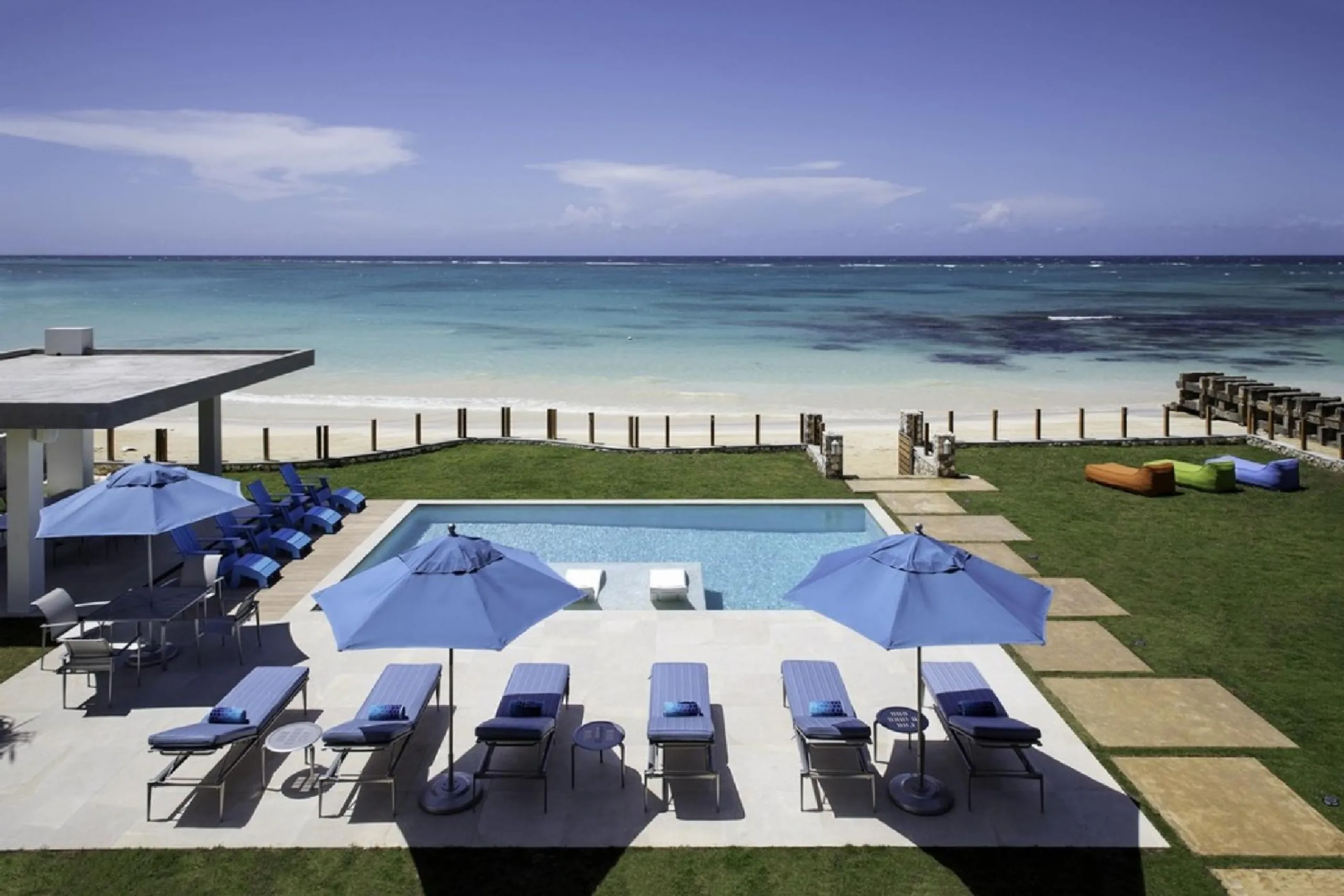 Contemporary Beachfront Villa with Secluded White Sand Beach — photograph 4