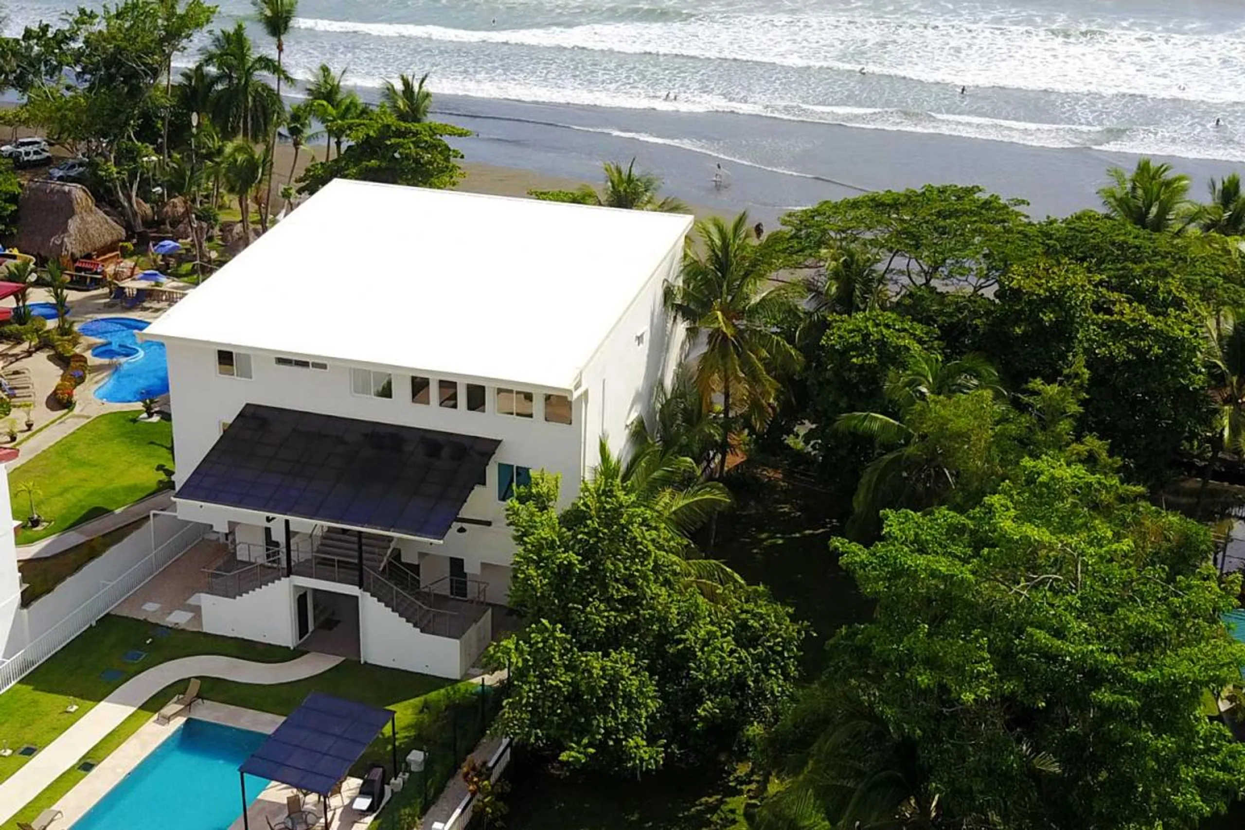 Lavish Beachfront Villa with Private Pool, Mountain and Sea Views — photograph 5