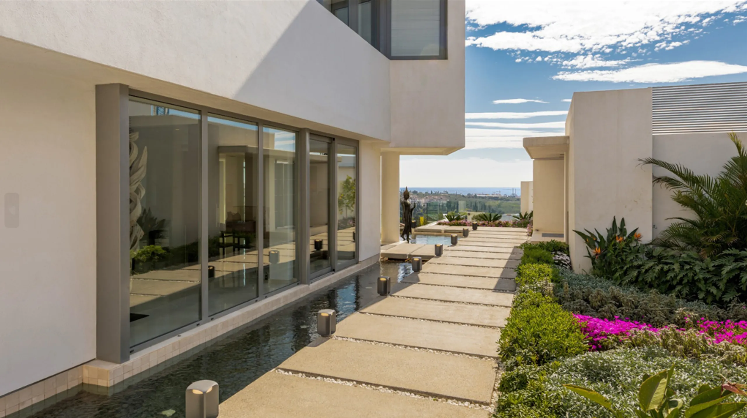 Contemporary 5-Star Escape with Pool, Ocean, and Breathtaking Views VILLAWAY® — photograph 2