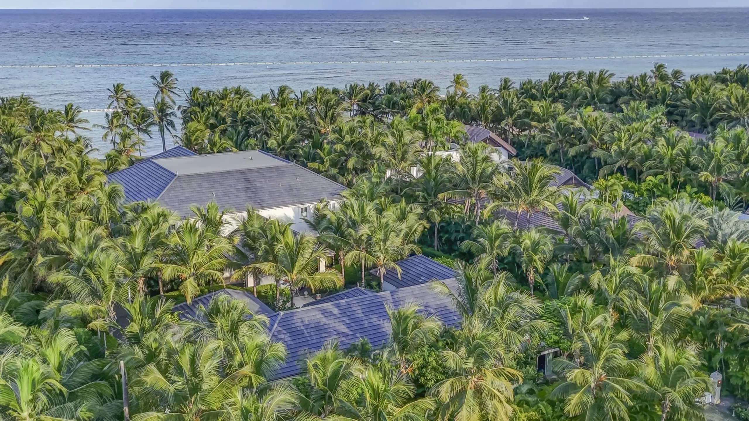 Beachfront 9BR Villa with Private Pool, Spa, &  Direct Ocean Access — photograph 6