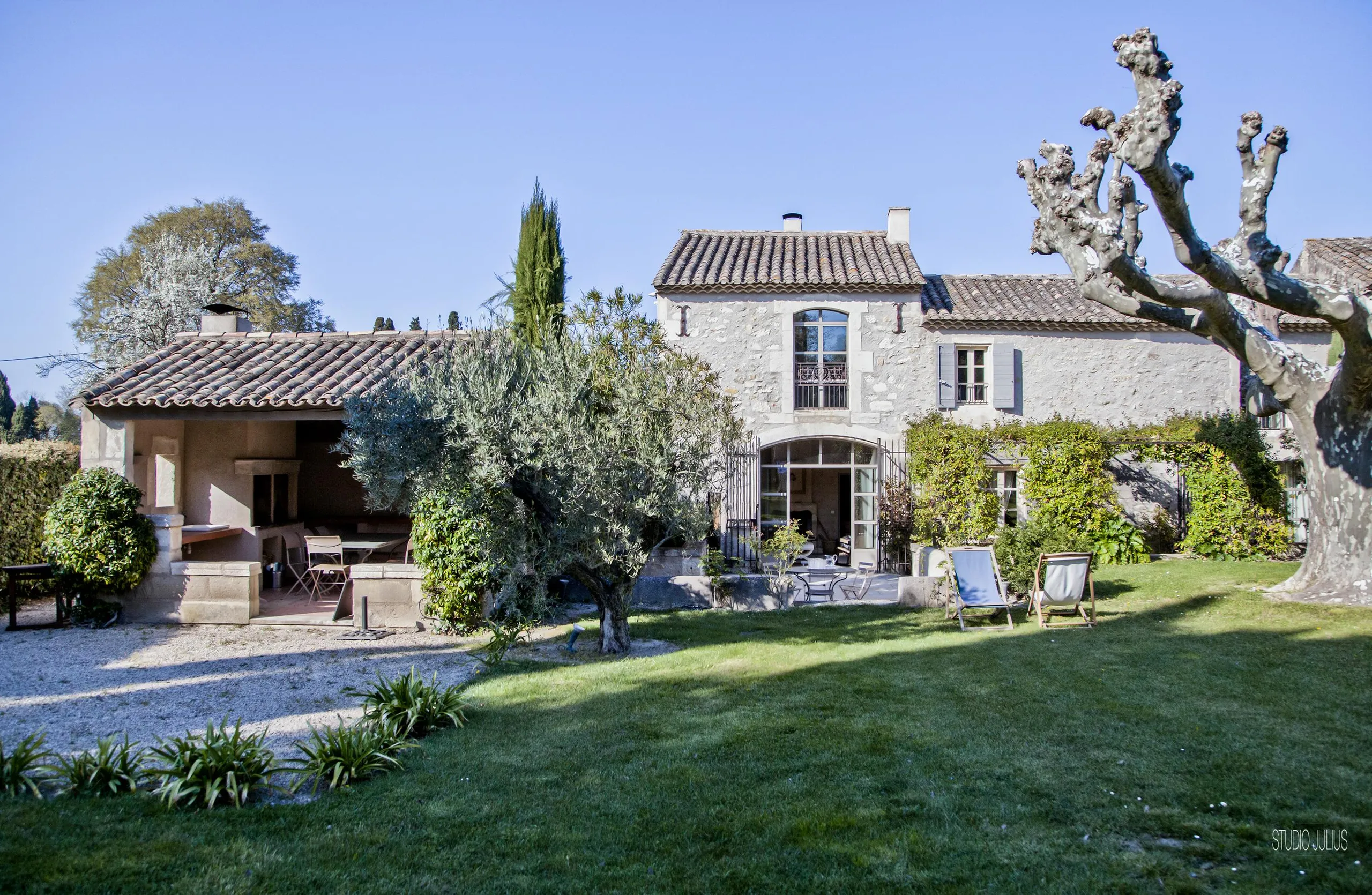 Charming Provencal Retreat with Serene Gardens and Historic Elegance in Saint Remy de Provence — photograph 8
