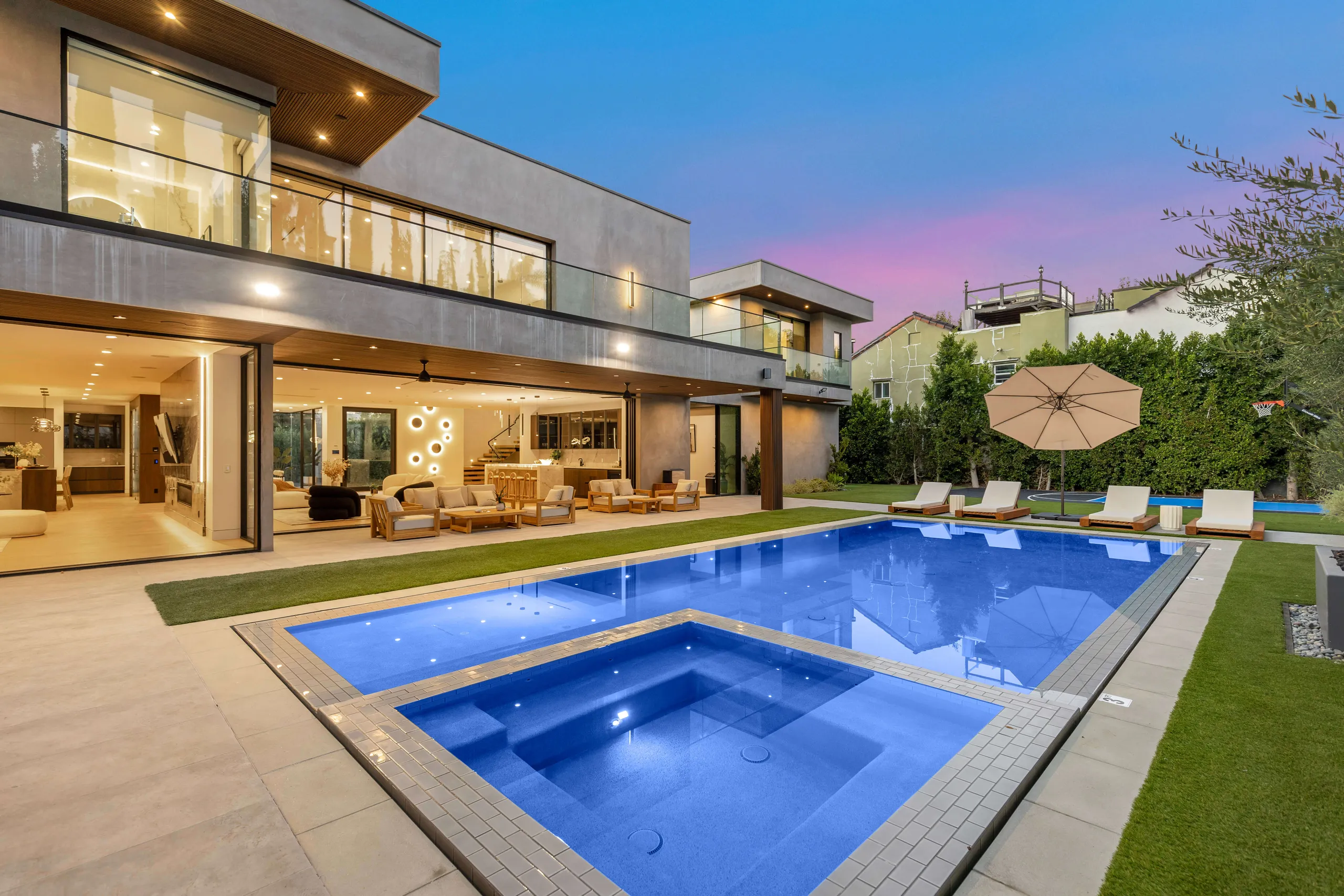 Ultra Modern LA Luxury Estate with Grand Pool and Entertainment Area — photograph 2