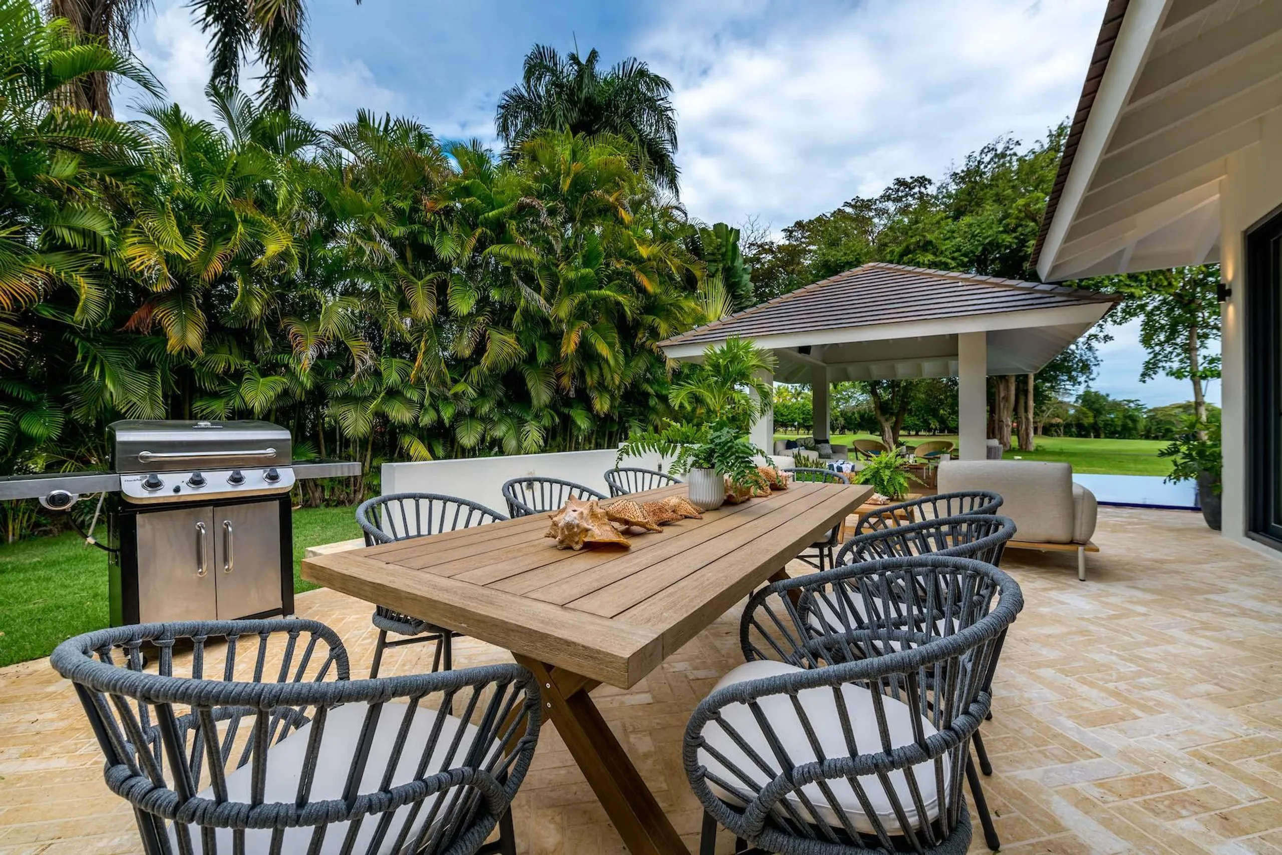 Charming Luxe Villa With Zero Edge Infinity Pool and Golf Course Access — photograph 4