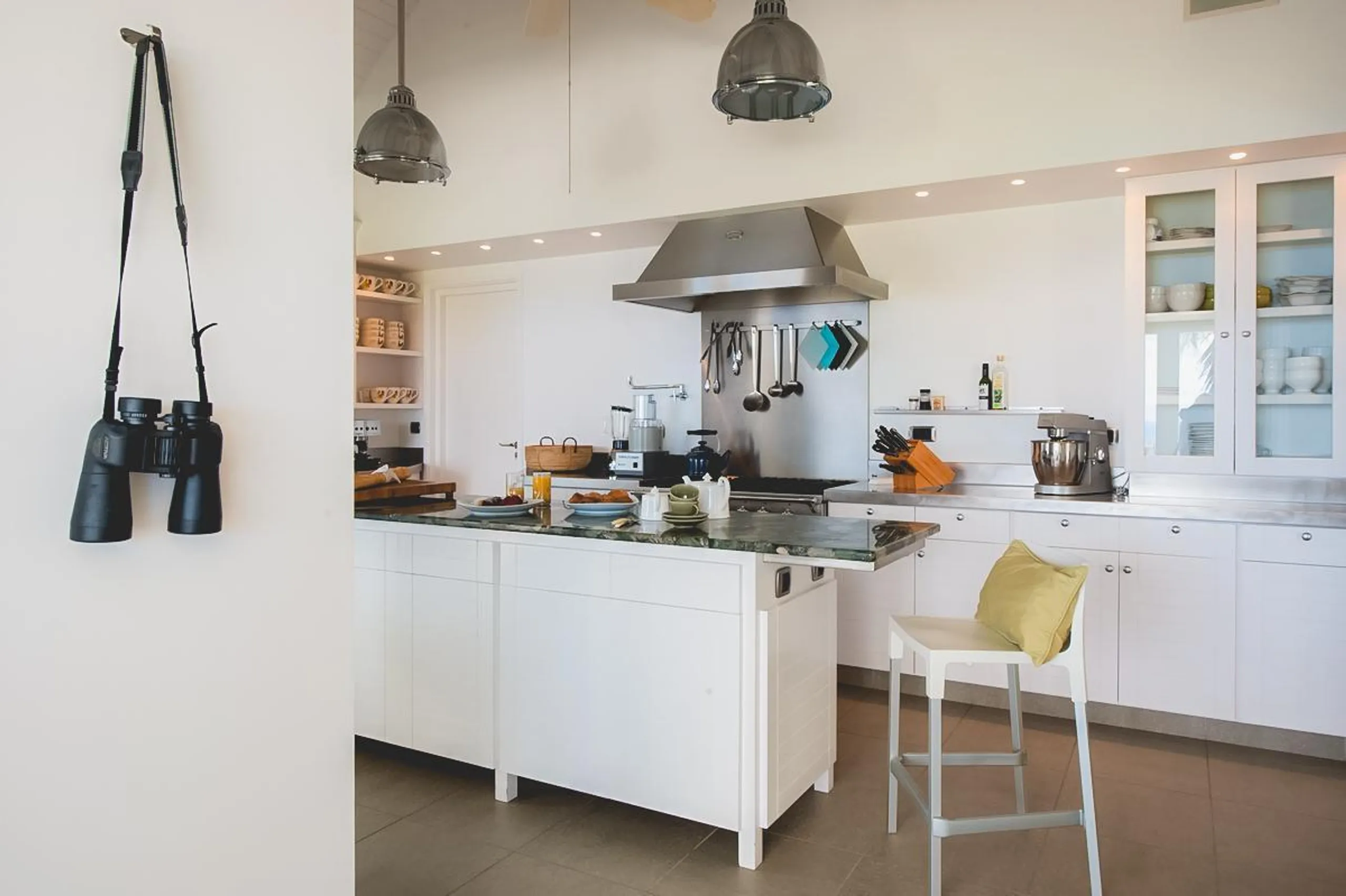 Glamorous Oceanside Estate with Private Pool and Gourmet Kitchen — photograph 7