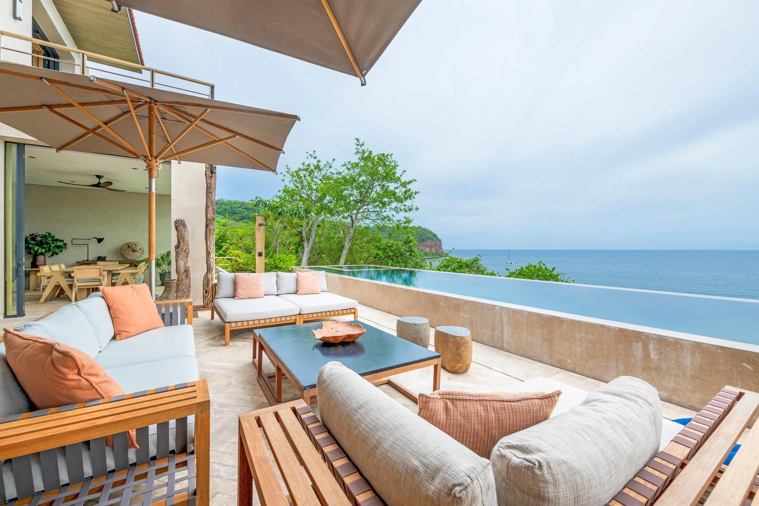 Beautiful Oceanfront Luxe Estate, with Infinity Pool Overlooking Litibu Bay — photograph 4