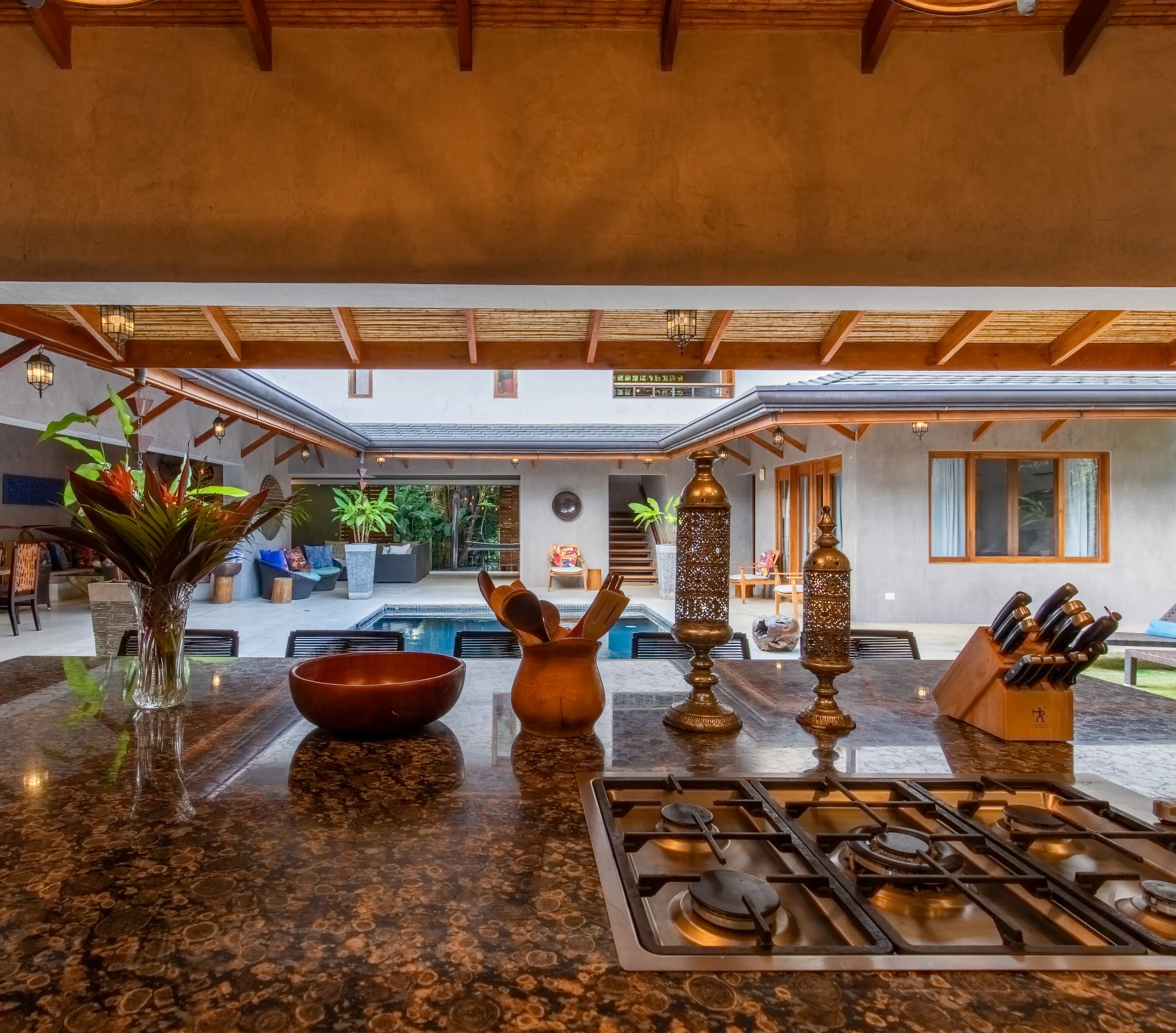 Elegant Colonial Styled Villa with Private Pool, and Lush Surroundings — photograph 10