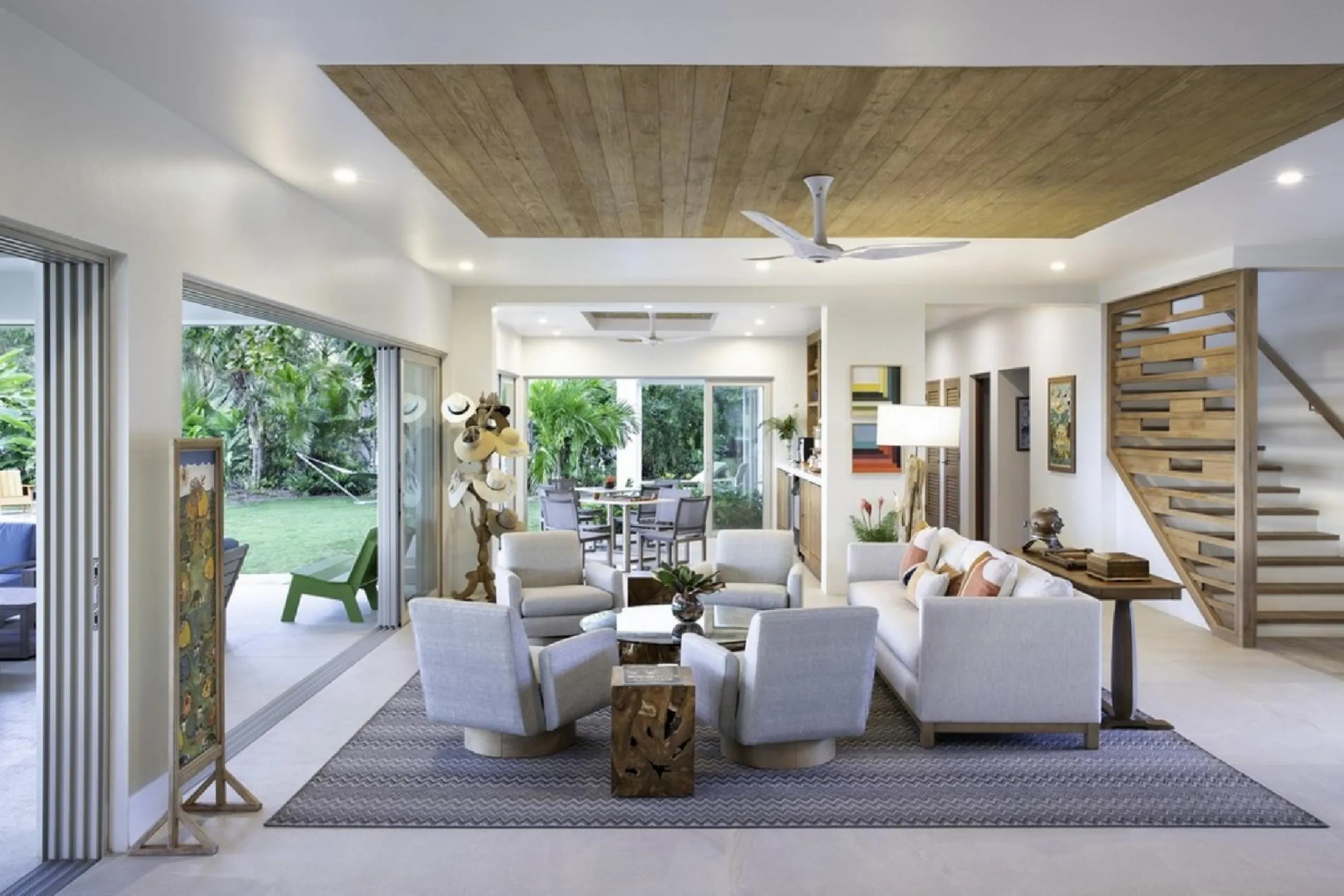 Contemporary Beachfront Villa with Secluded White Sand Beach — photograph 12