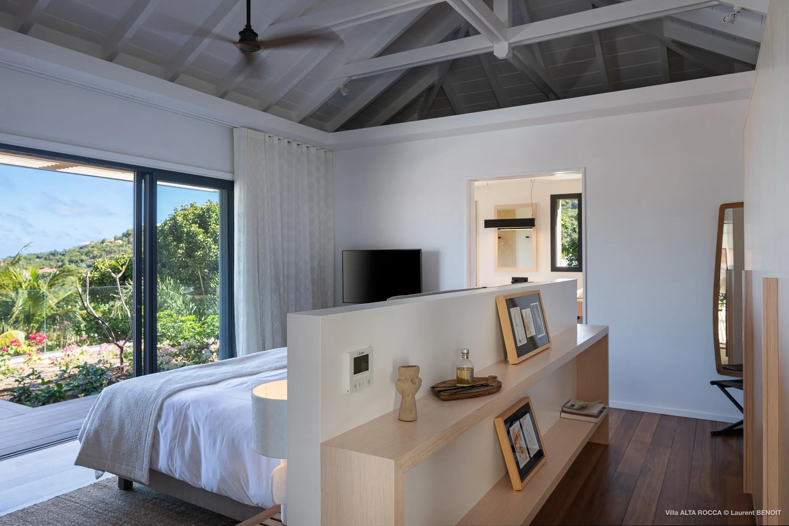 Exquisite Oceanside Villa with Infinity Pool and Zen Garden — photograph 10