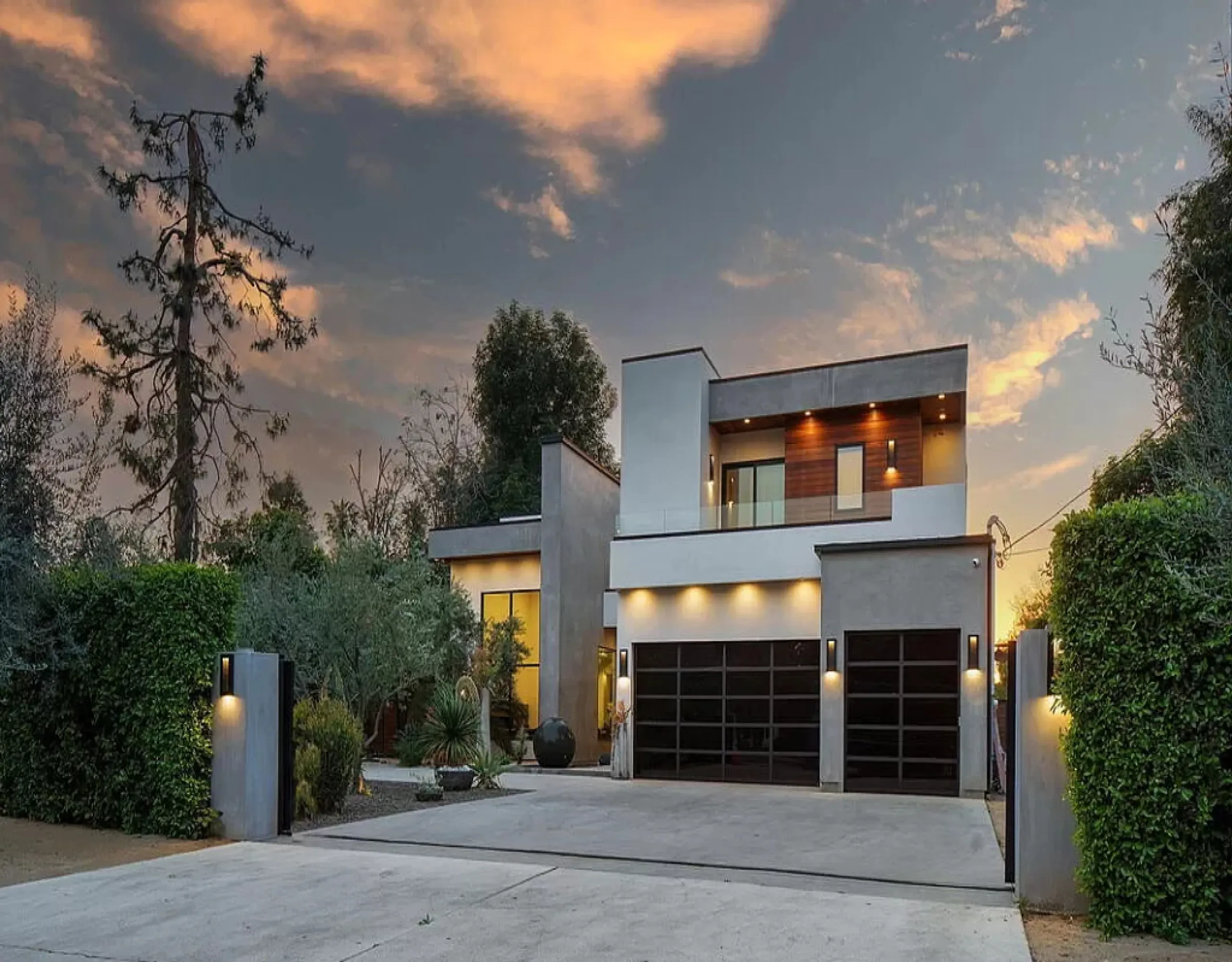 Outstanding Tarzana Estate with Invigorating Pool — photograph 2