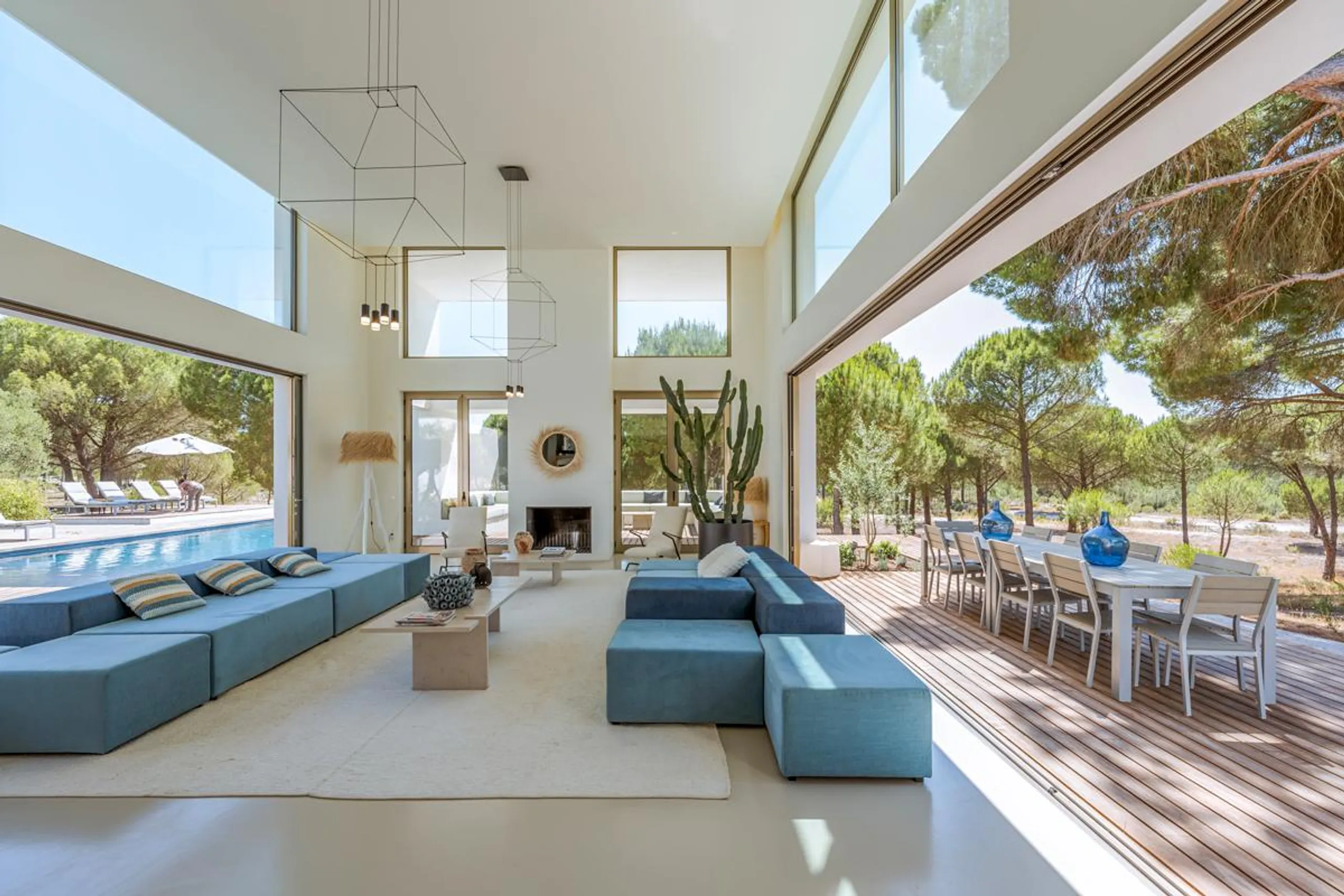 Contemporary Architectural Villa with Infinity Pool and Beach Access — photograph 6