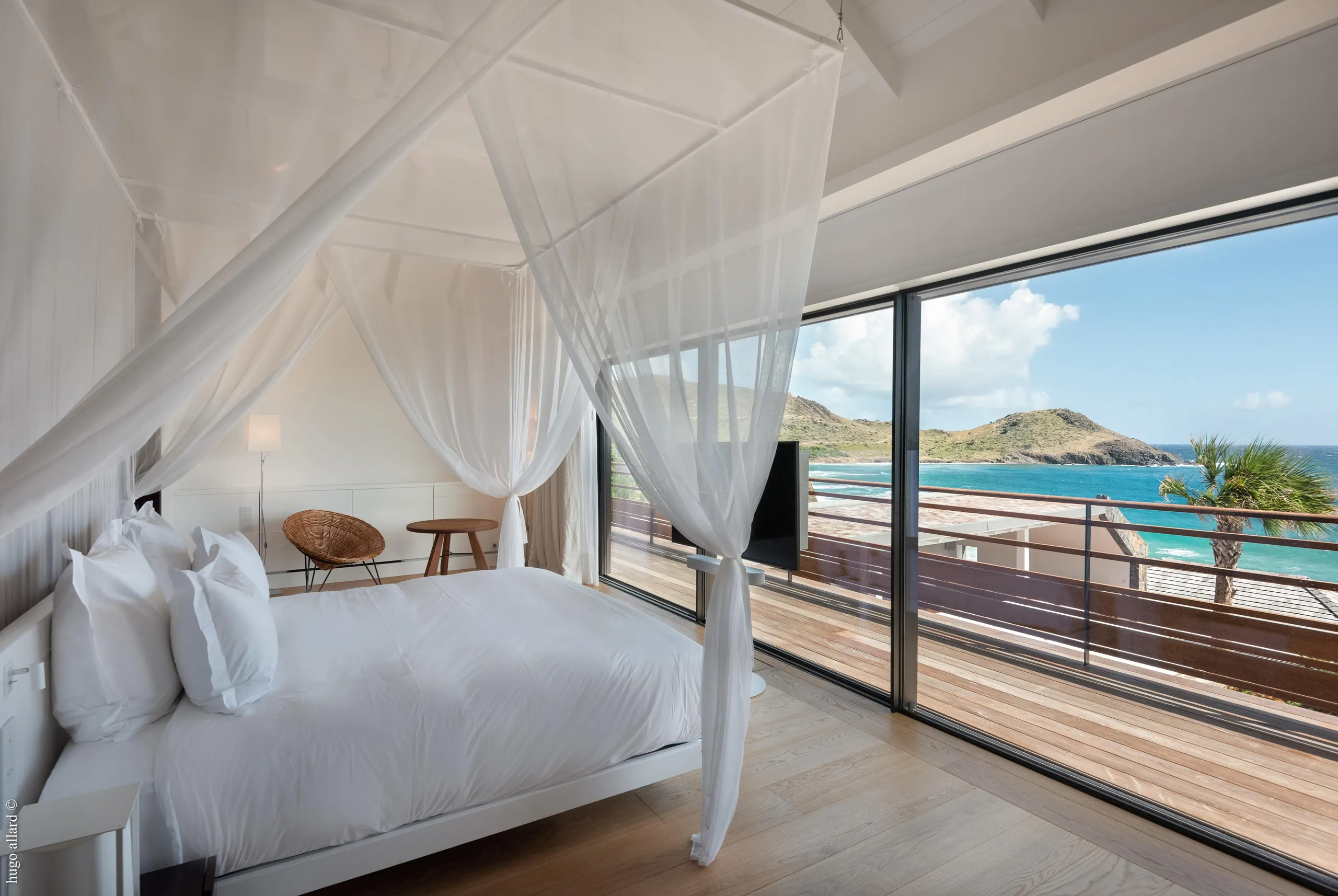 Outstanding Oceanside Villa with Infinity Pool and Gazebo — photograph 6