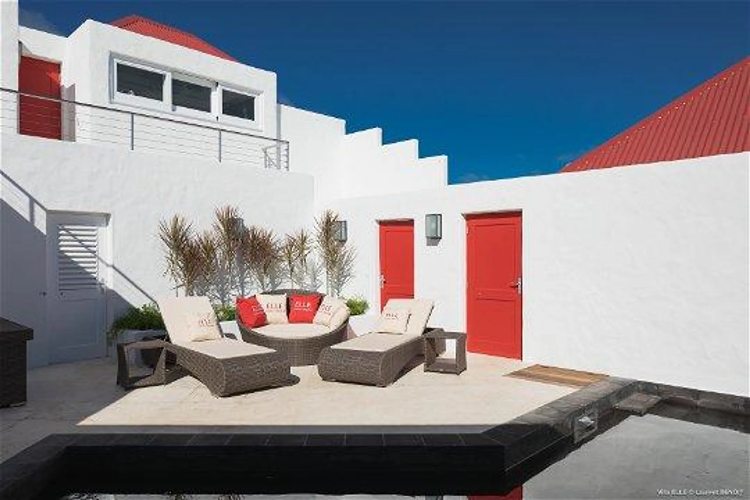 Stylish Contemporary Styled Villa with Heated Pool, Jacuzzi and Ocean Views — photograph 6