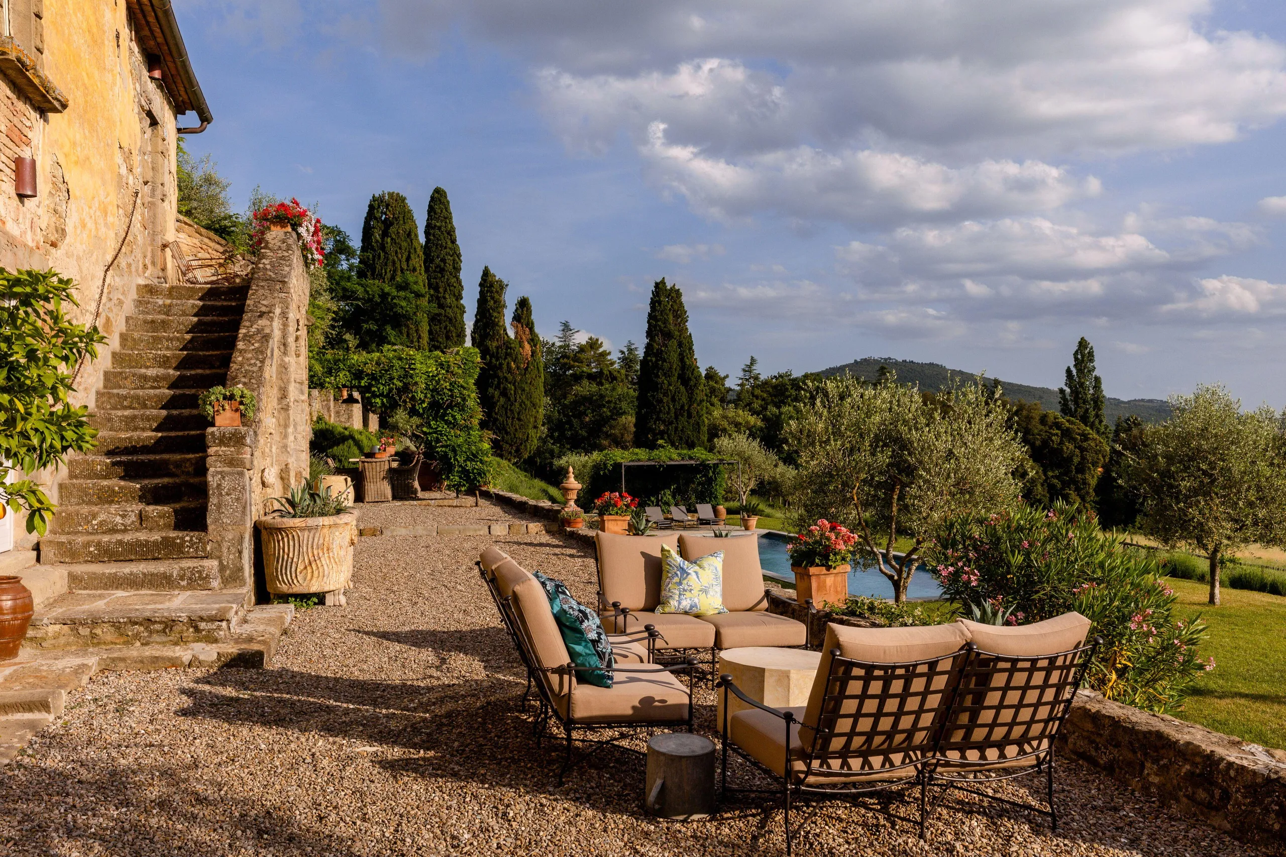 Resplendent Luxury Estate in Cortona with Private Pool and Dining Al-Fresco — photograph 9