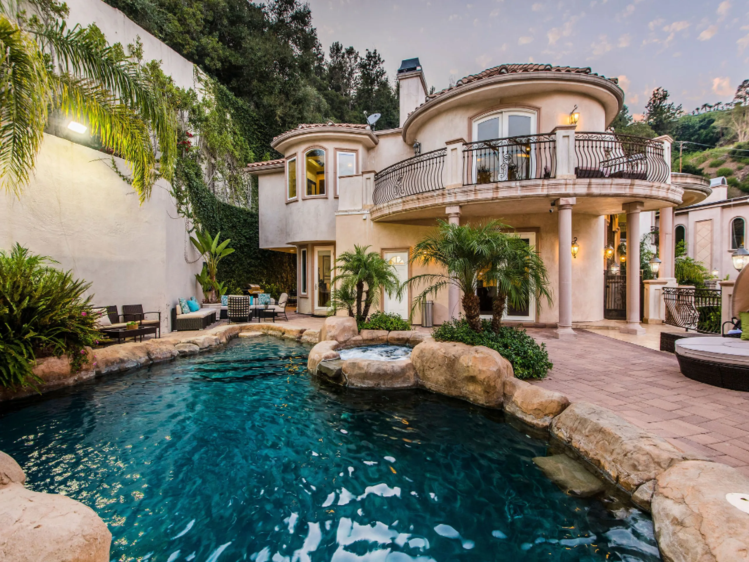 Classic Beverly Hills Estate with Amazing Amenities, Beverly Hills