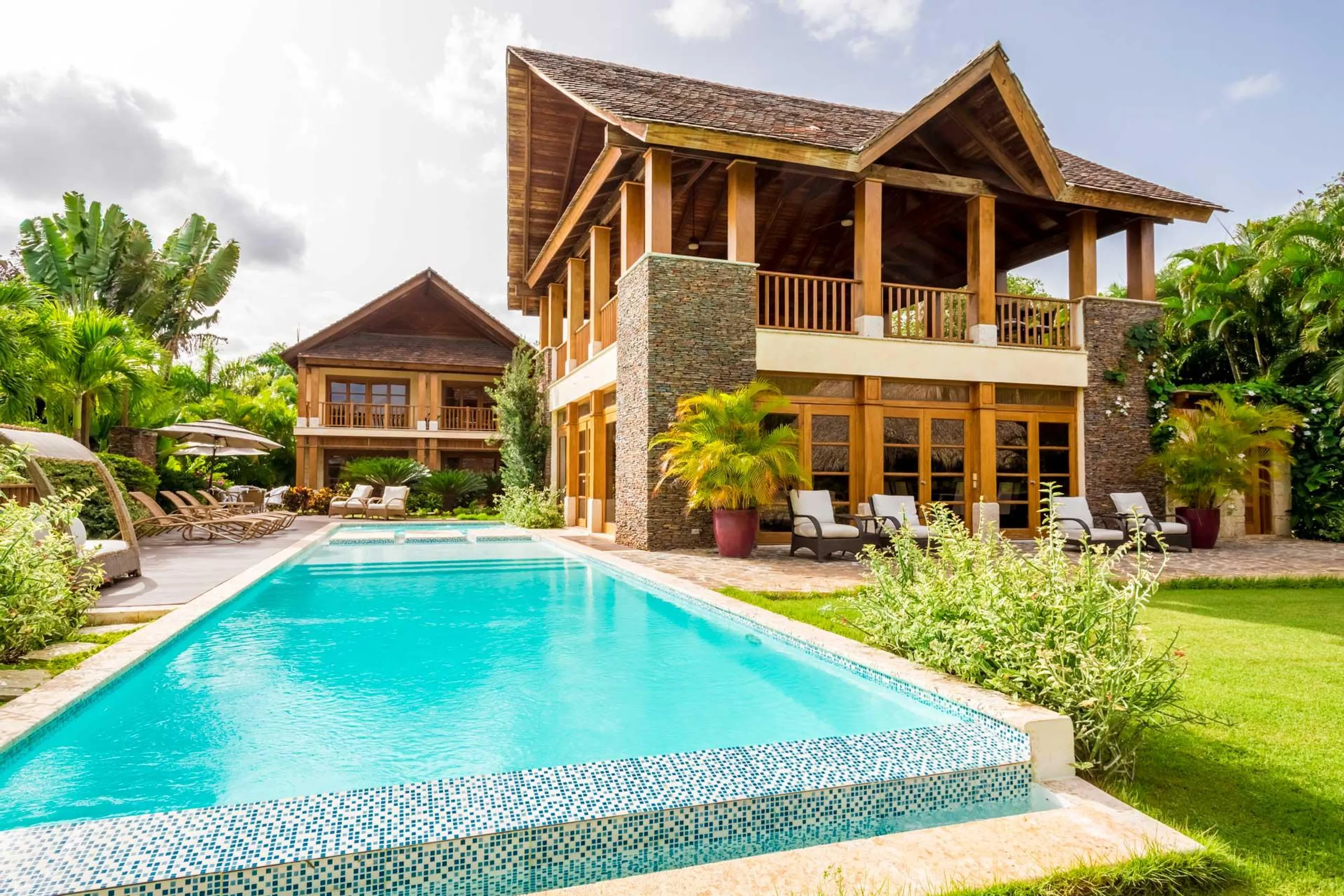 Exquisite Tropical Villa with Infinity Edge Pool and Balinese-Inspired Elements, La Romana