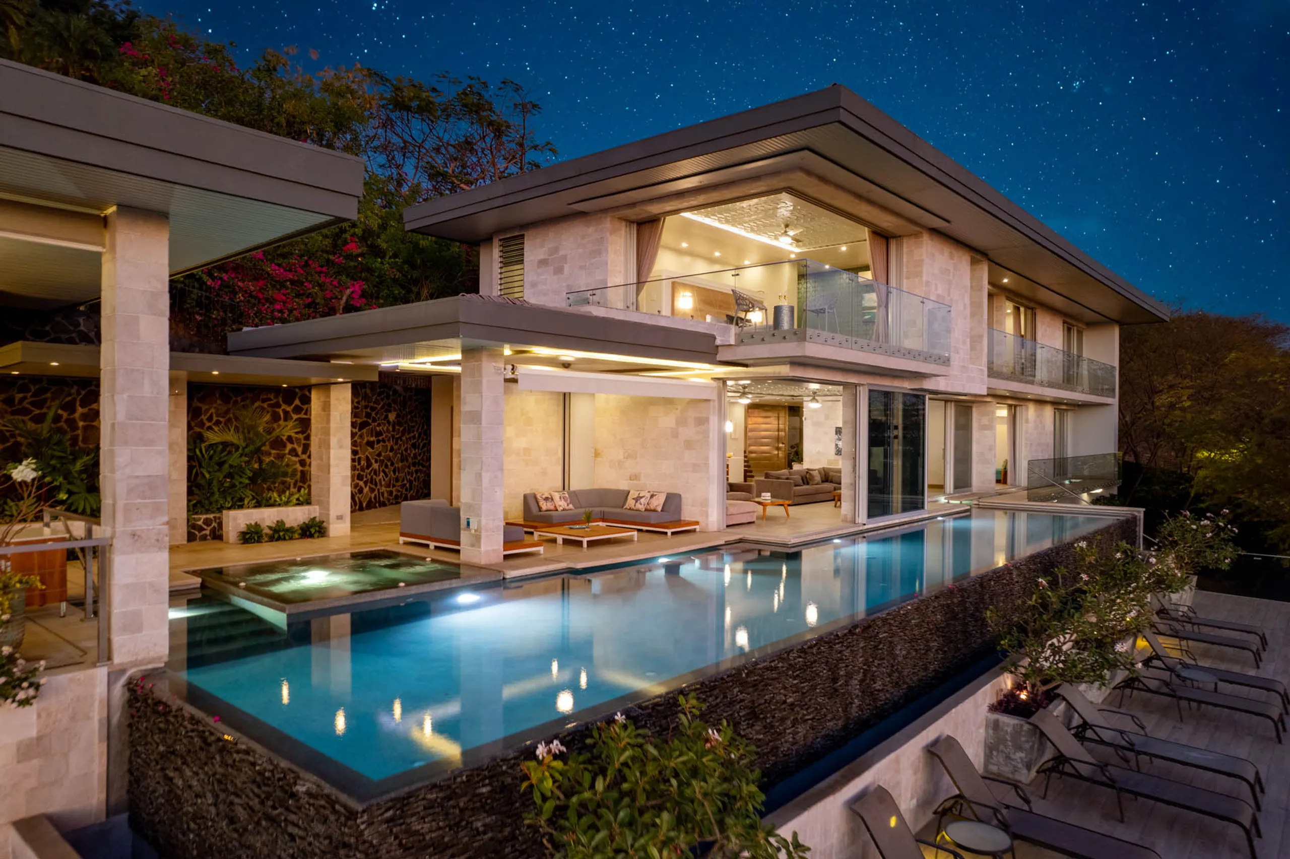 Tropical 9BR Oceanfront Villa with Private Infinity Pool, and Ocean Views — photograph 3