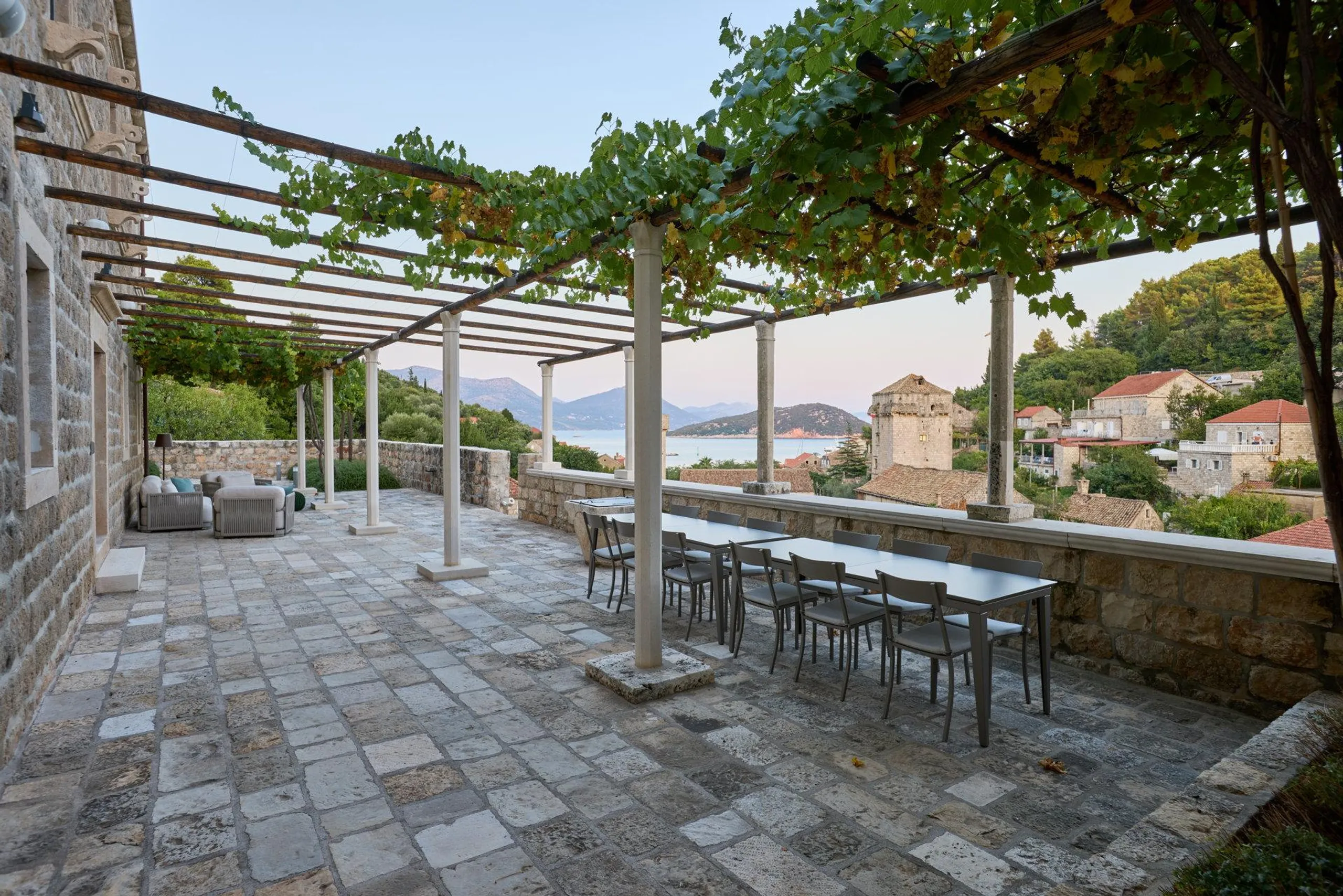 Elegantly Appointed Villa with Private Pool and Lush Surroundings — photograph 11