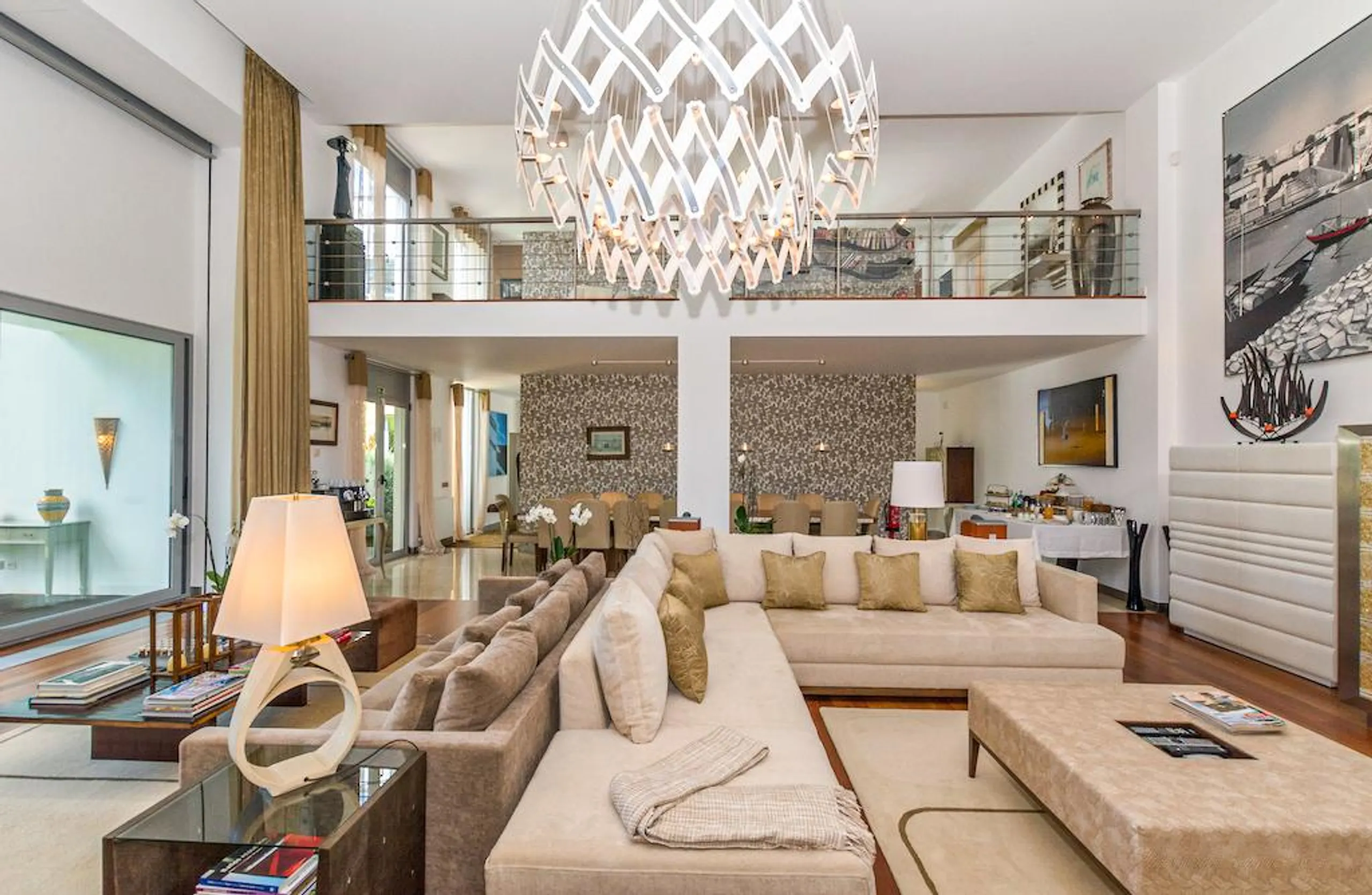 Plush and Inviting Villa with Private Pool and Gardens — photograph 6